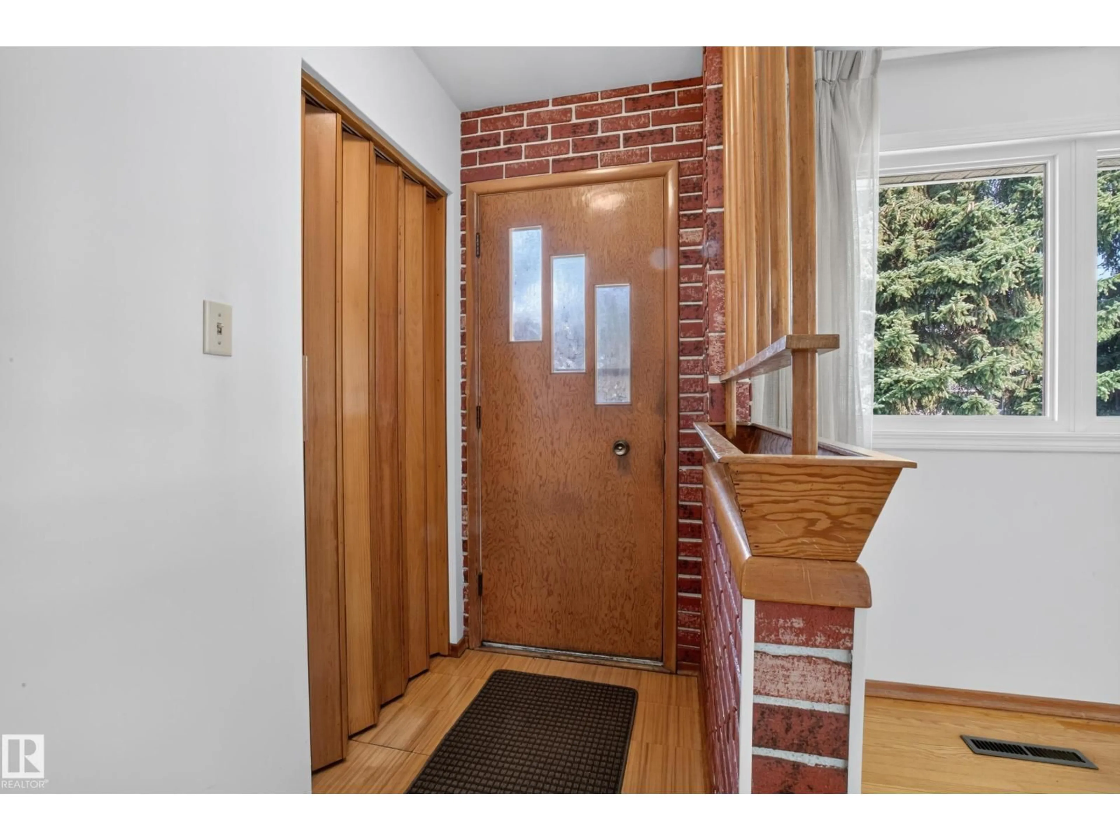 Indoor entryway for 16009 93A AV NW, Edmonton Alberta T5R5J7
