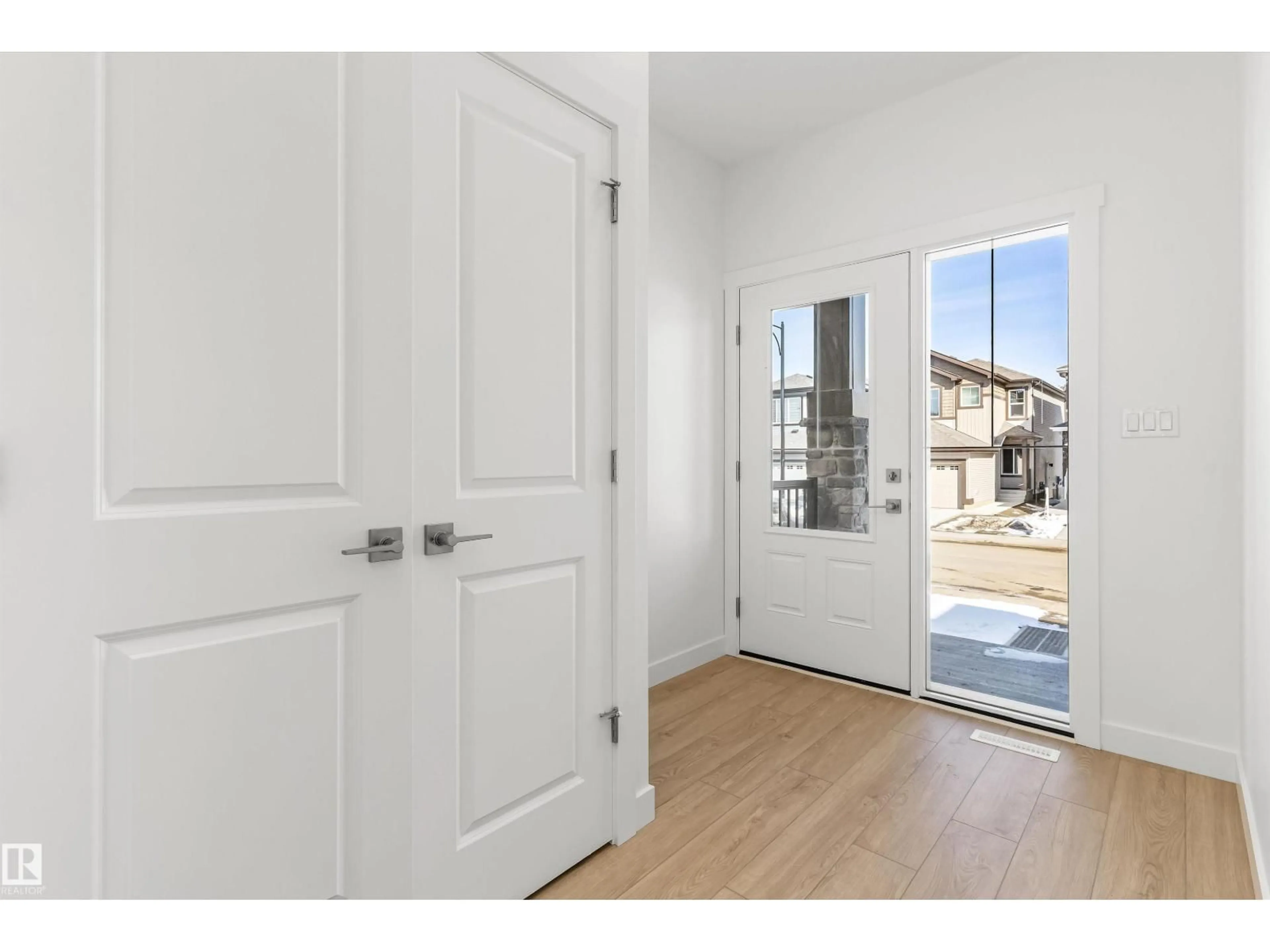 Indoor entryway for 20707 43 AV, Edmonton Alberta T6M3E3