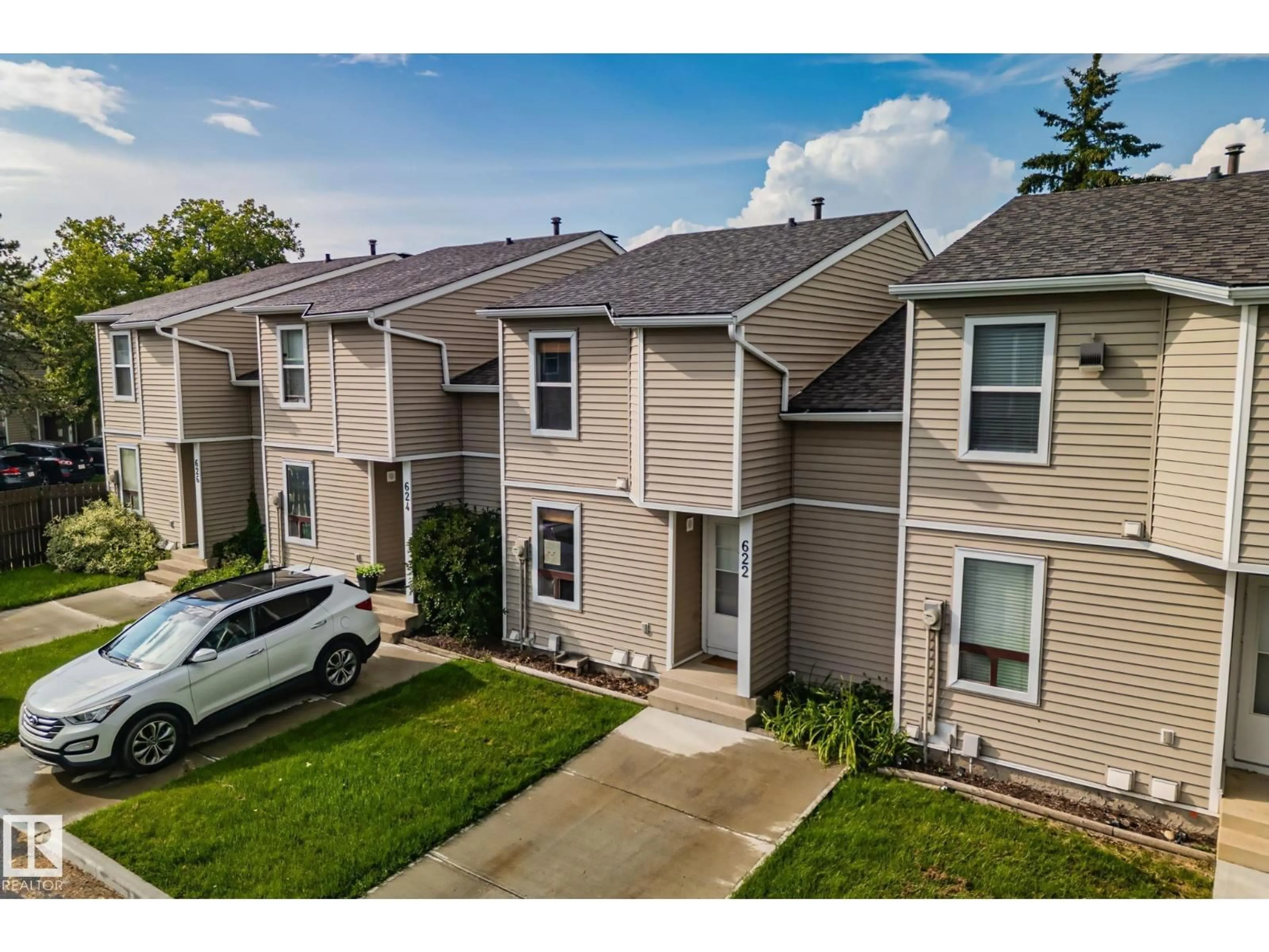 A pic from outside/outdoor area/front of a property/back of a property/a pic from drone, street for 622 SADDLEBACK RD, Edmonton Alberta T6J4Z3