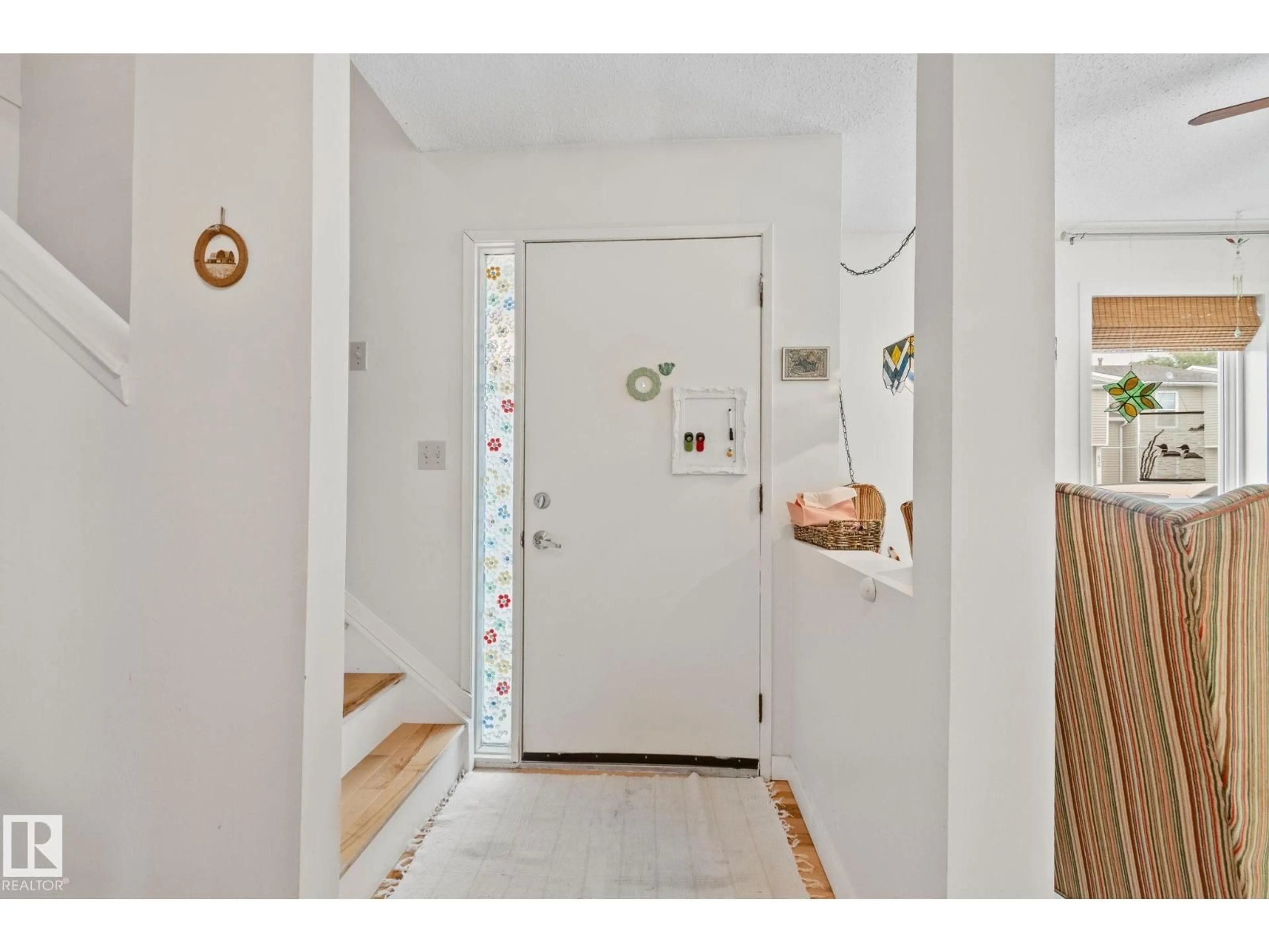 Indoor entryway for 622 SADDLEBACK RD, Edmonton Alberta T6J4Z3
