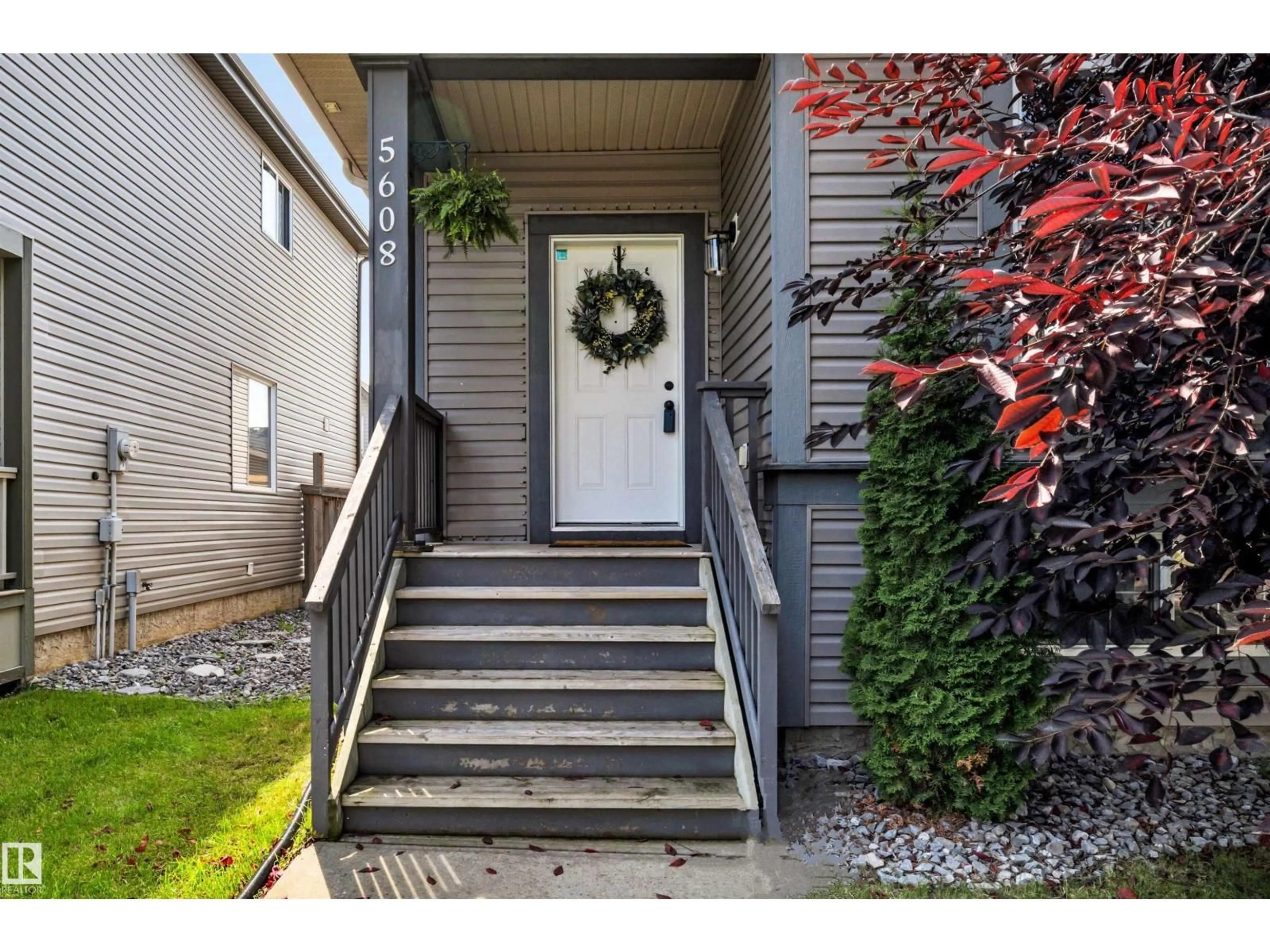Indoor entryway for 5608 STEVENS CR, Edmonton Alberta T6R0A4