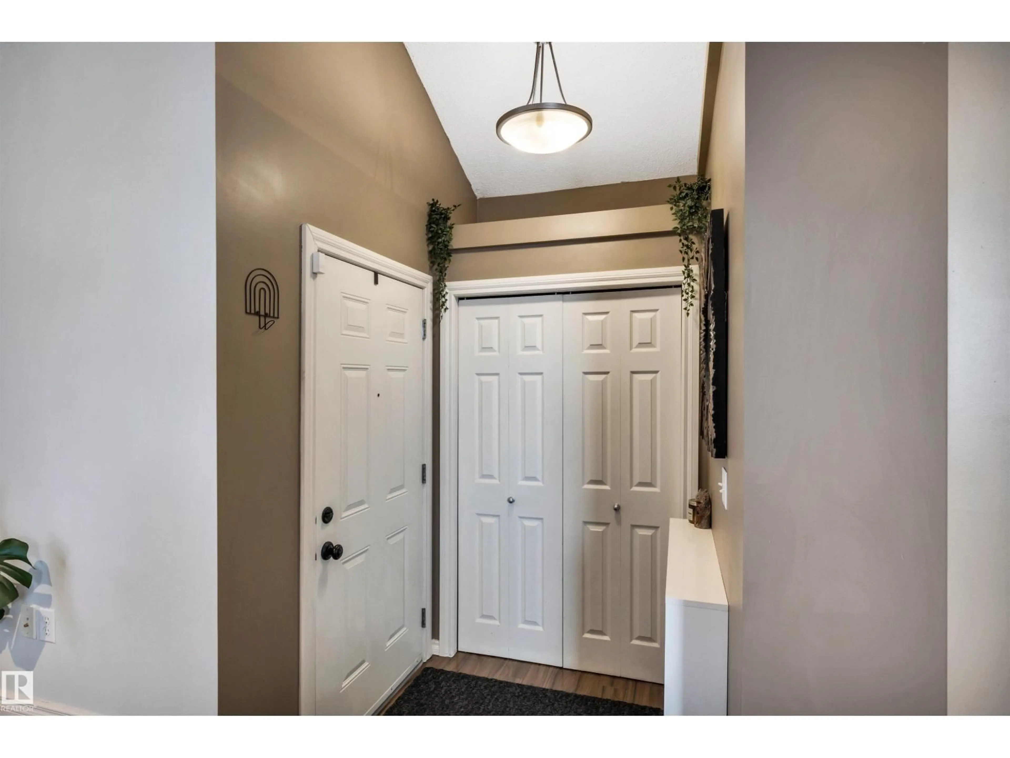 Indoor entryway for 5608 STEVENS CR, Edmonton Alberta T6R0A4