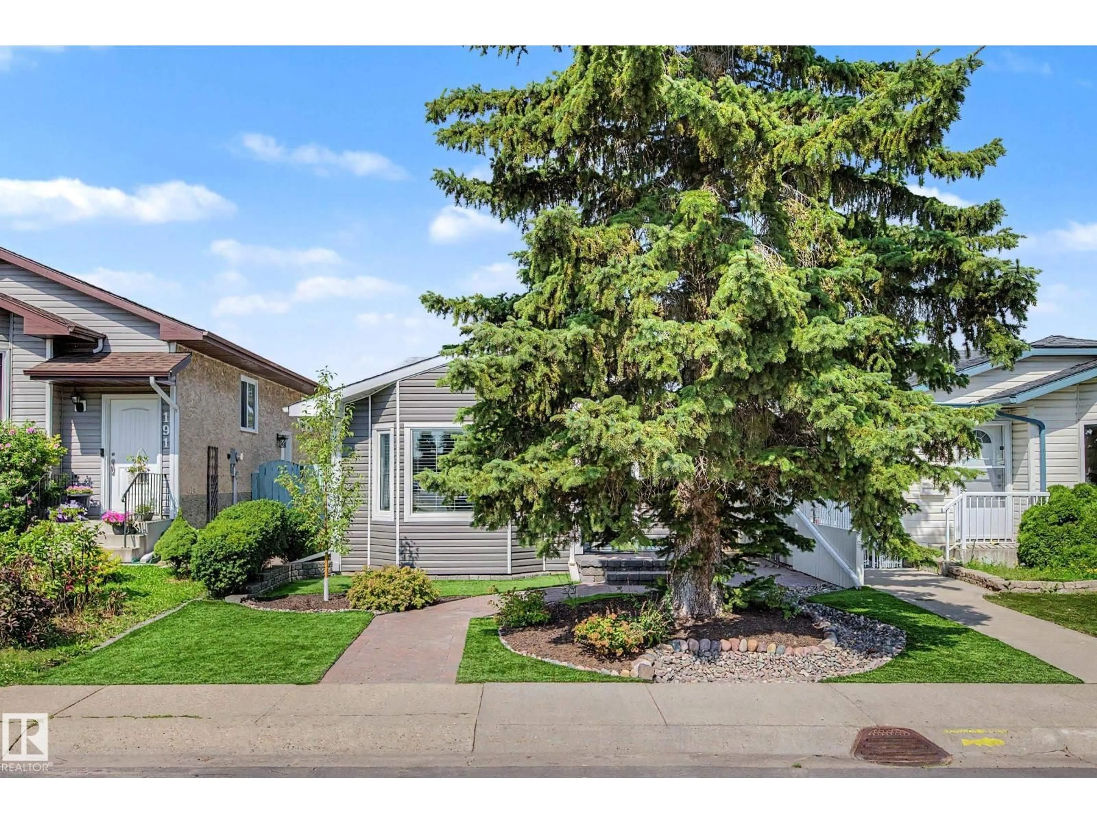 Home with vinyl exterior material, street for 193 KINISKI CR, Edmonton Alberta T6L5E2
