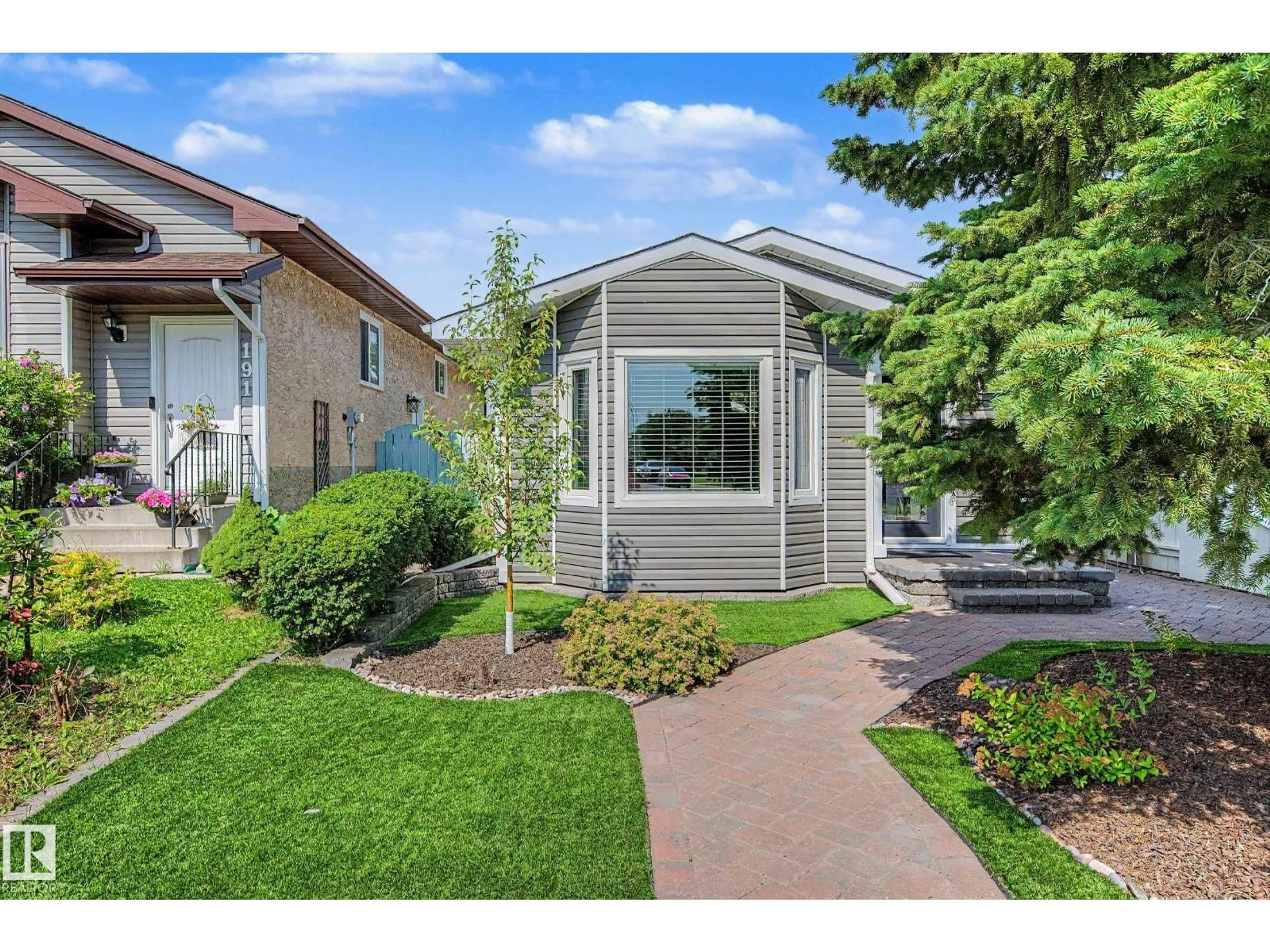 Home with vinyl exterior material, street for 193 KINISKI CR, Edmonton Alberta T6L5E2