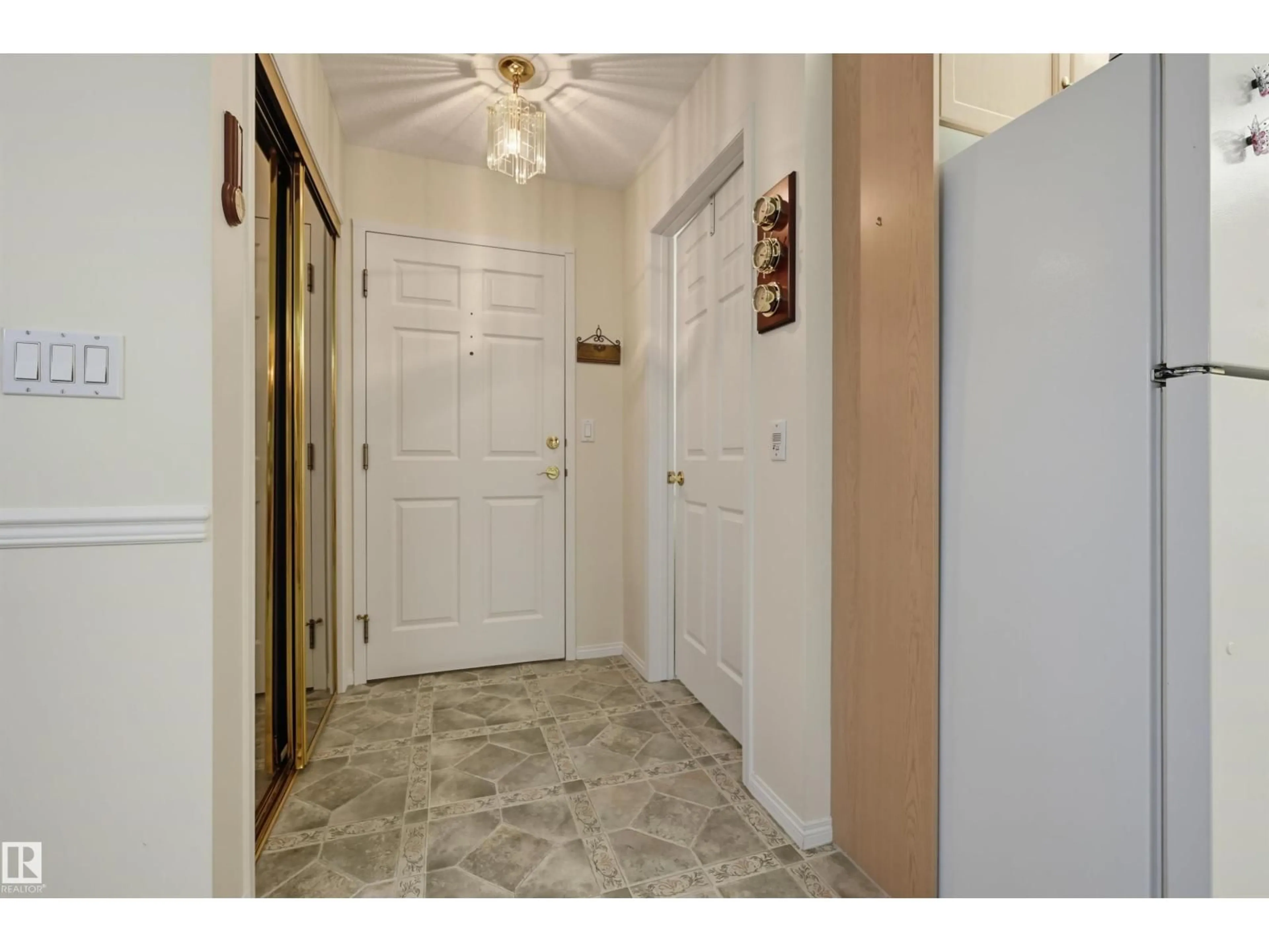 Indoor entryway for 211 10915 21 AV, Edmonton Alberta T6J6X2
