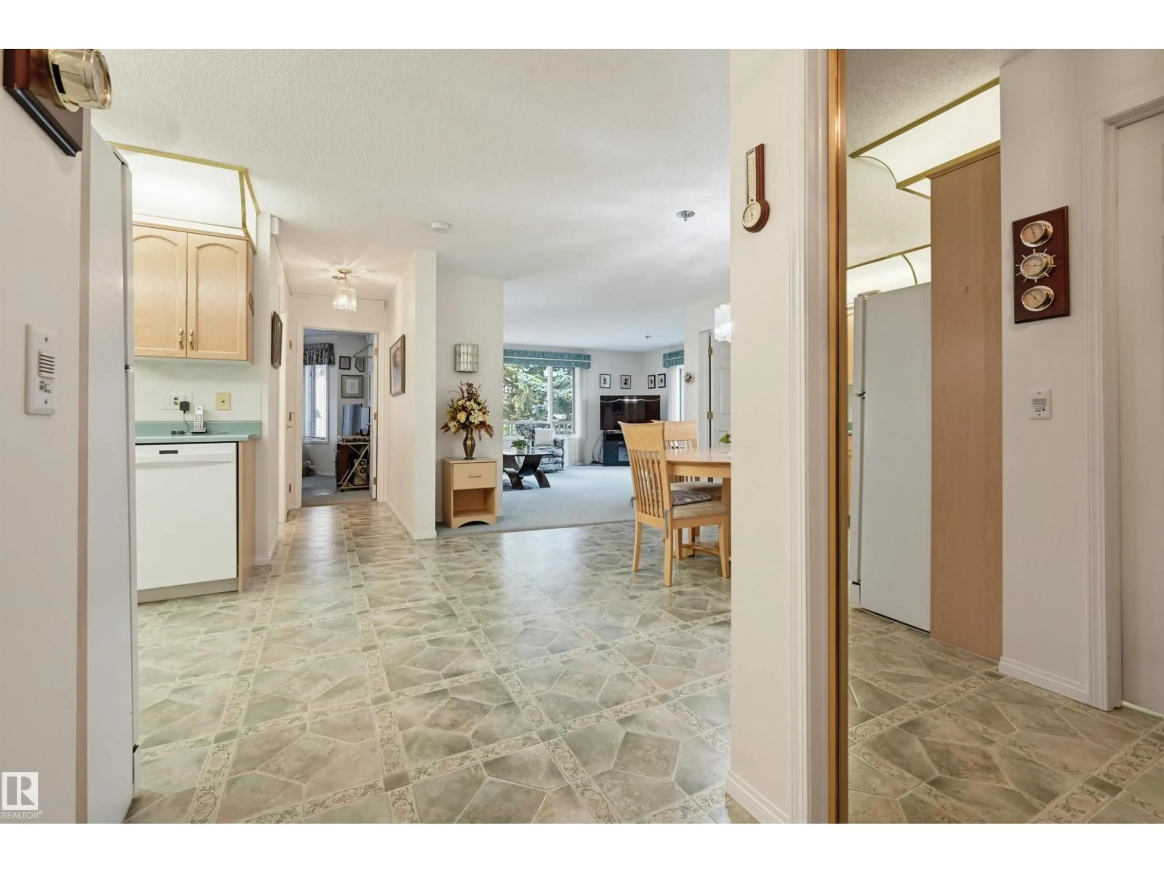 Indoor foyer for 211 10915 21 AV, Edmonton Alberta T6J6X2