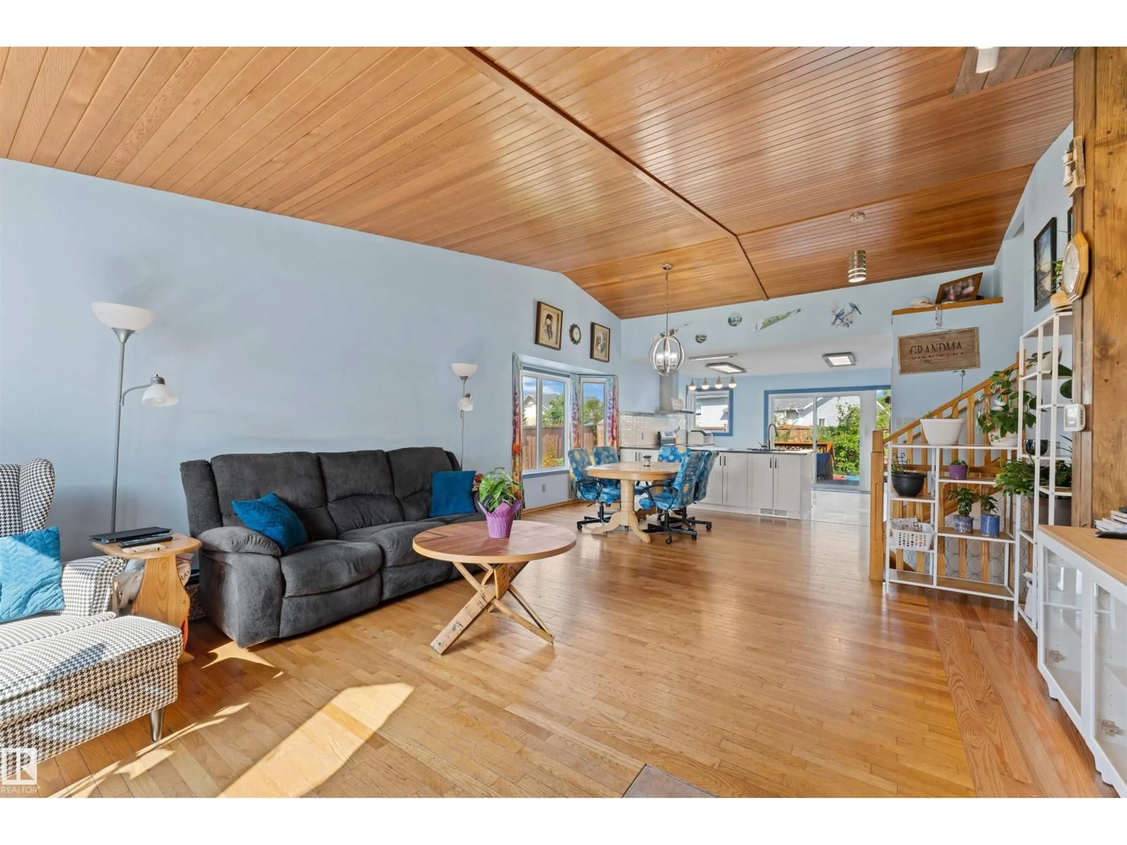 Living room with furniture, wood/laminate floor for NW - 16724 88 ST, Edmonton Alberta T5Z2X3