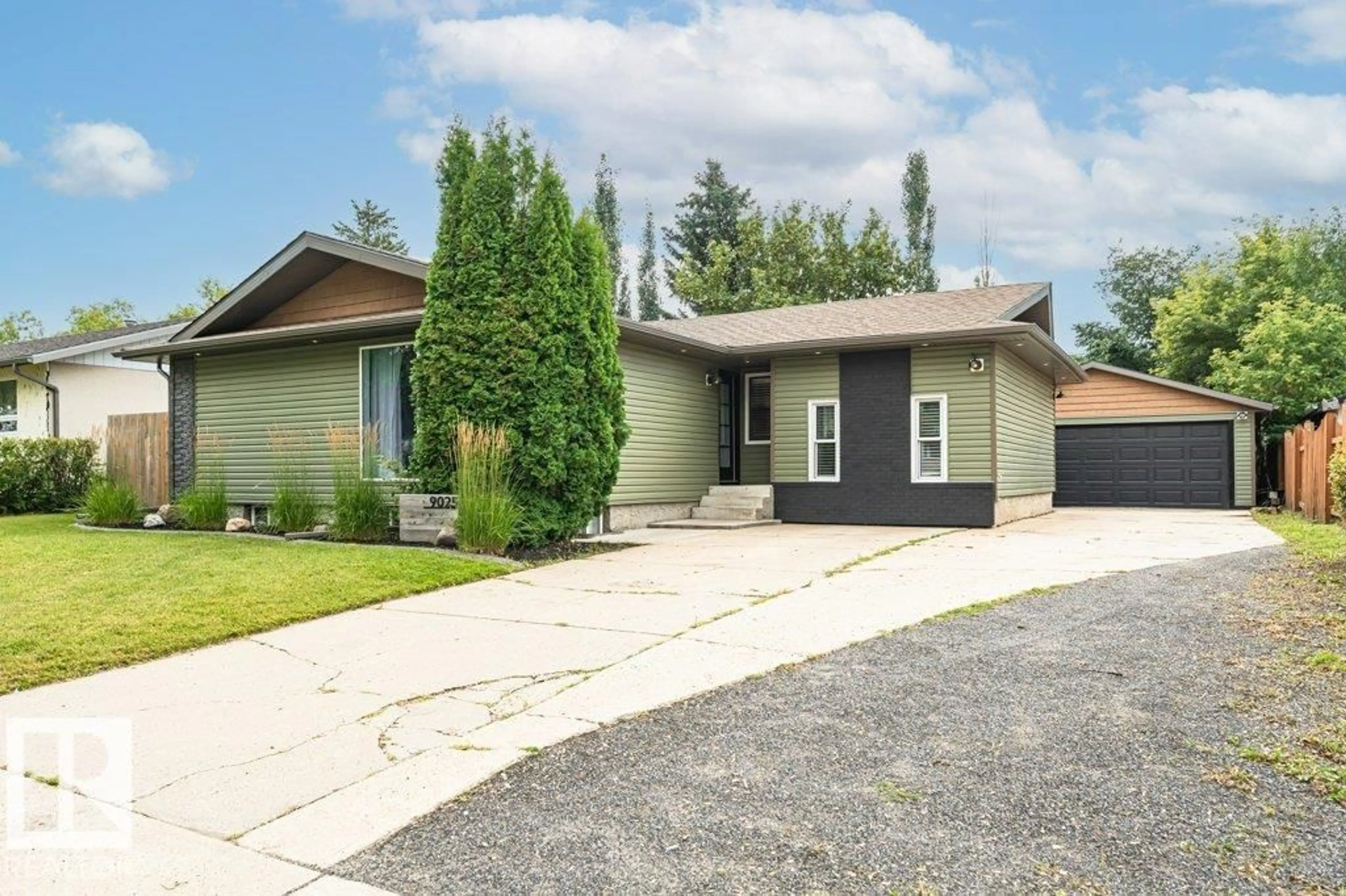 Home with vinyl exterior material, street for 9025 95 AV, Fort Saskatchewan Alberta T8L1C5