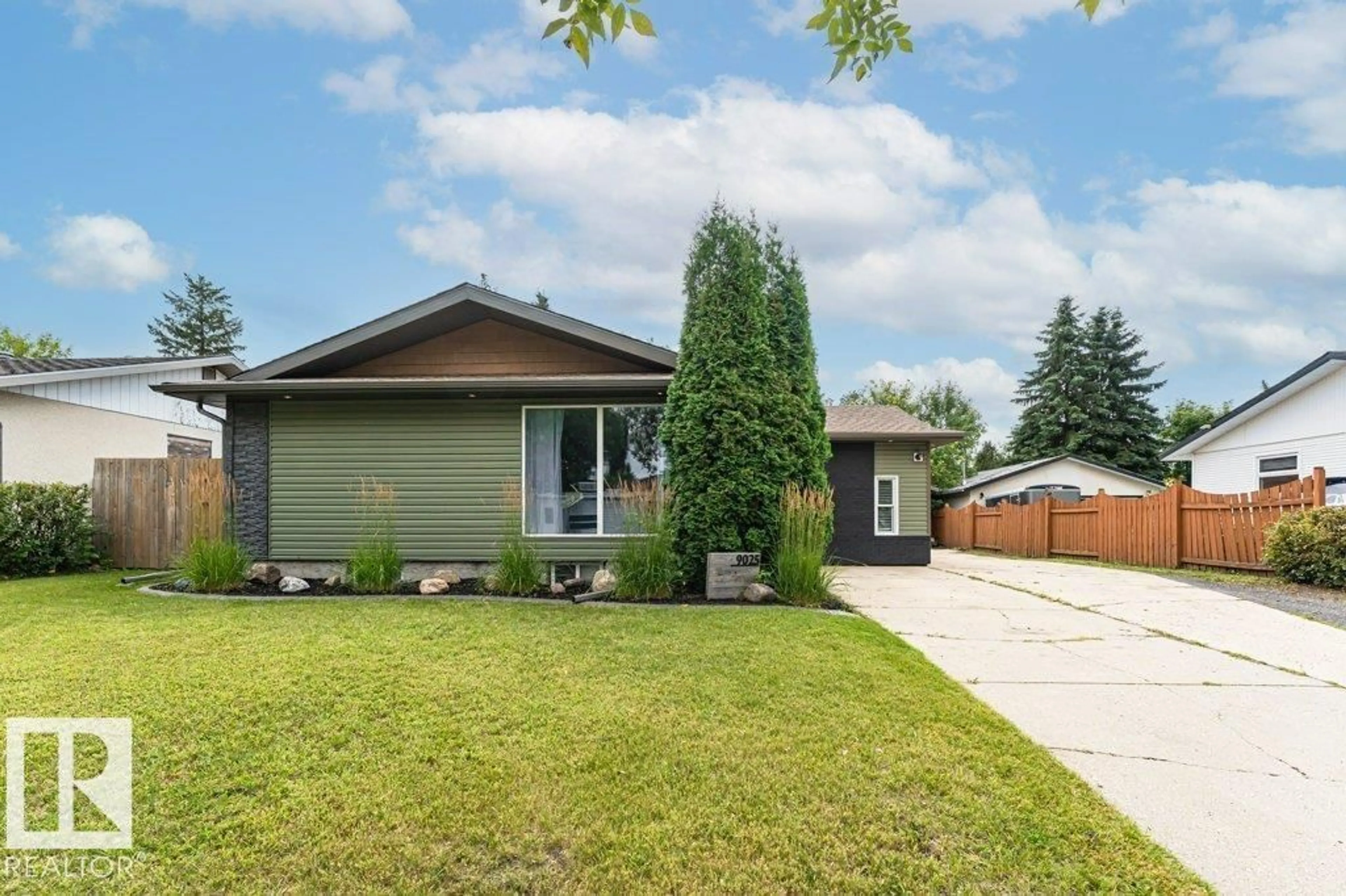 Home with vinyl exterior material, street for 9025 95 AV, Fort Saskatchewan Alberta T8L1C5