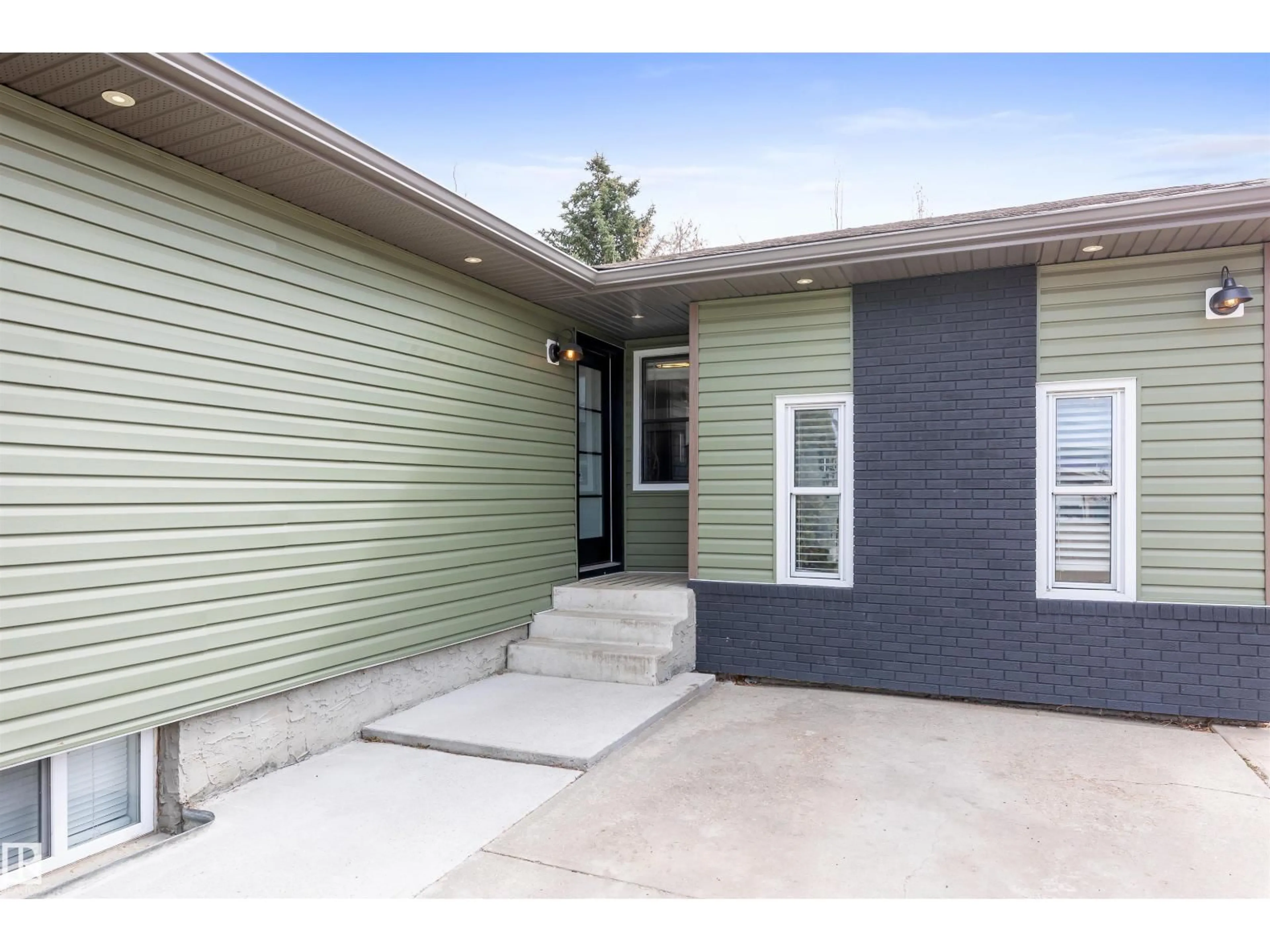 Home with vinyl exterior material, street for 9025 95 AV, Fort Saskatchewan Alberta T8L1C5