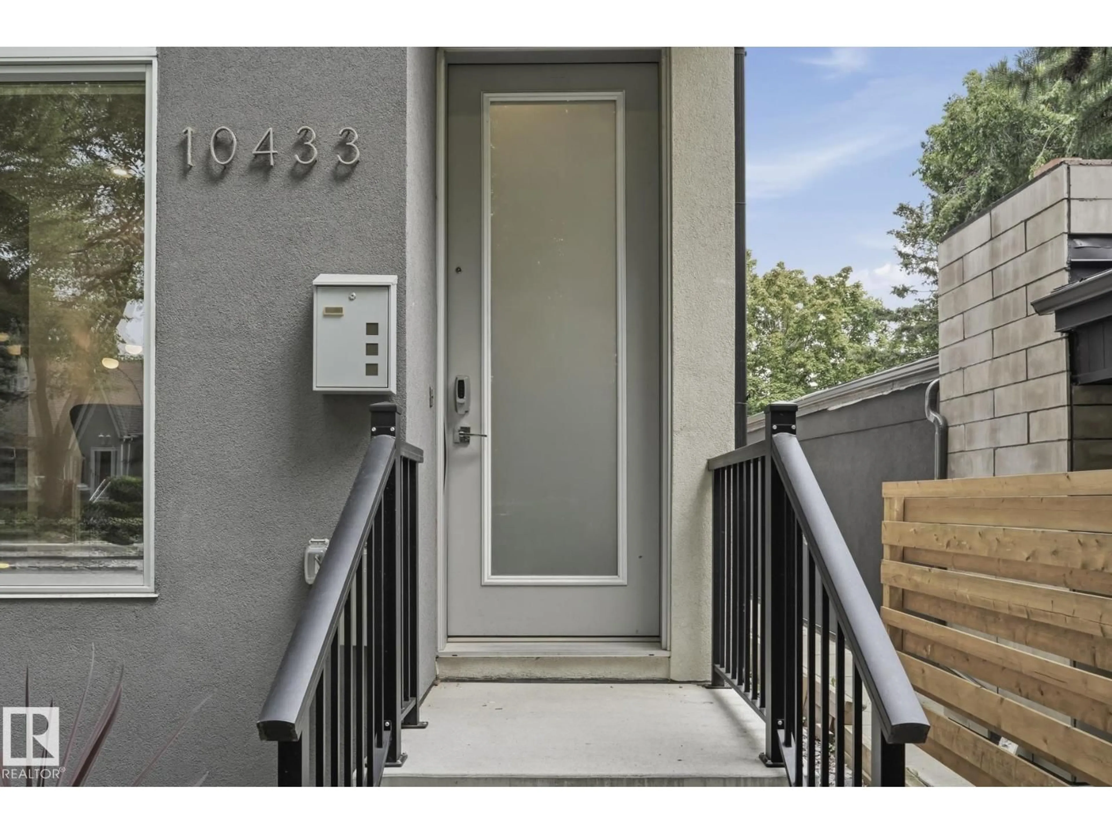 Indoor entryway for 10433 140 ST, Edmonton Alberta T5N2L8