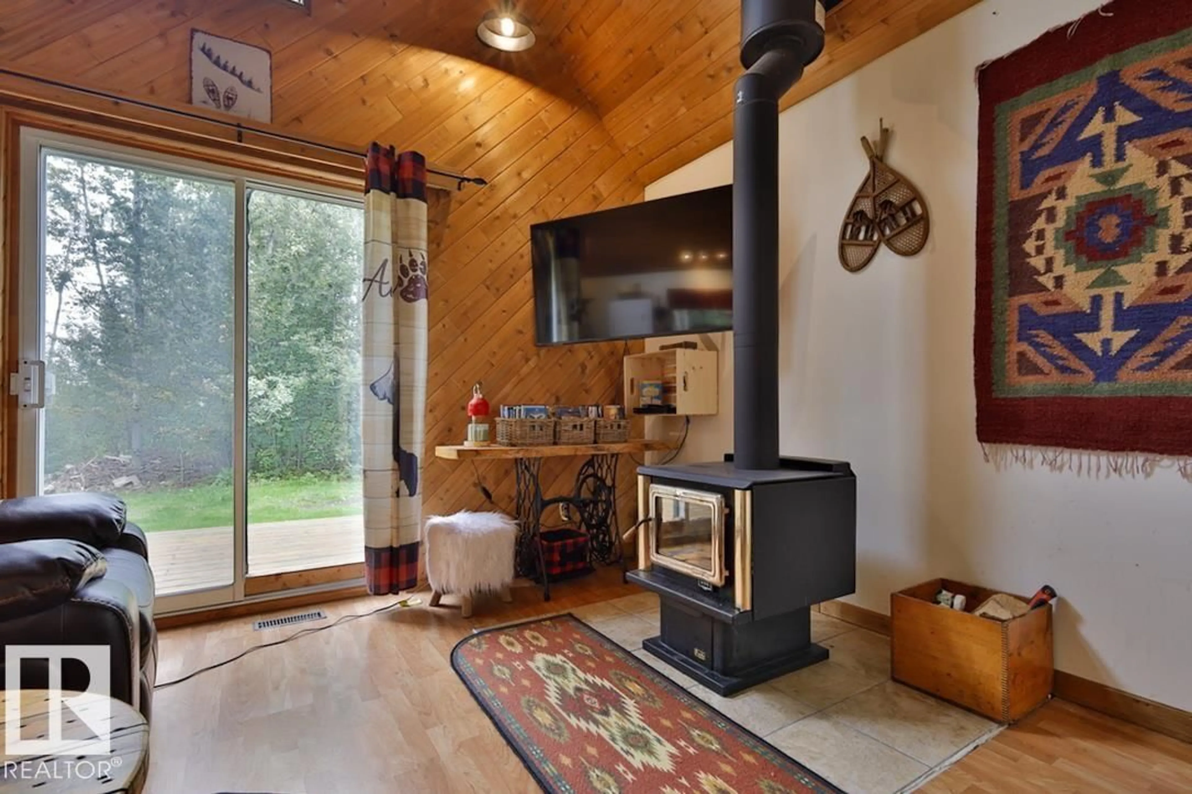 Indoor foyer for 98 4418 HWY 633, Rural Lac Ste. Anne County Alberta T0E0L0