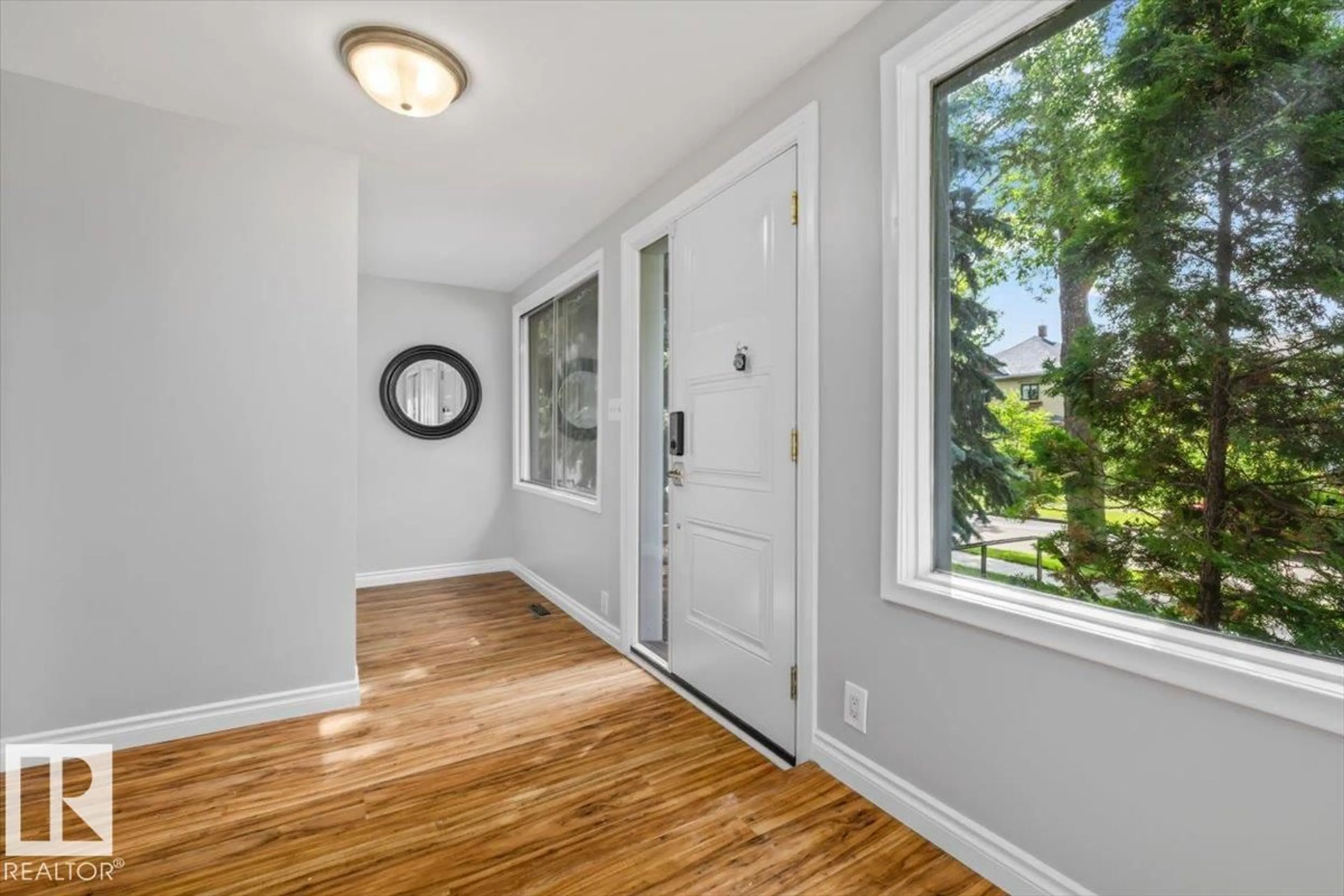 Indoor entryway for 11429 64 ST, Edmonton Alberta T5W4H8
