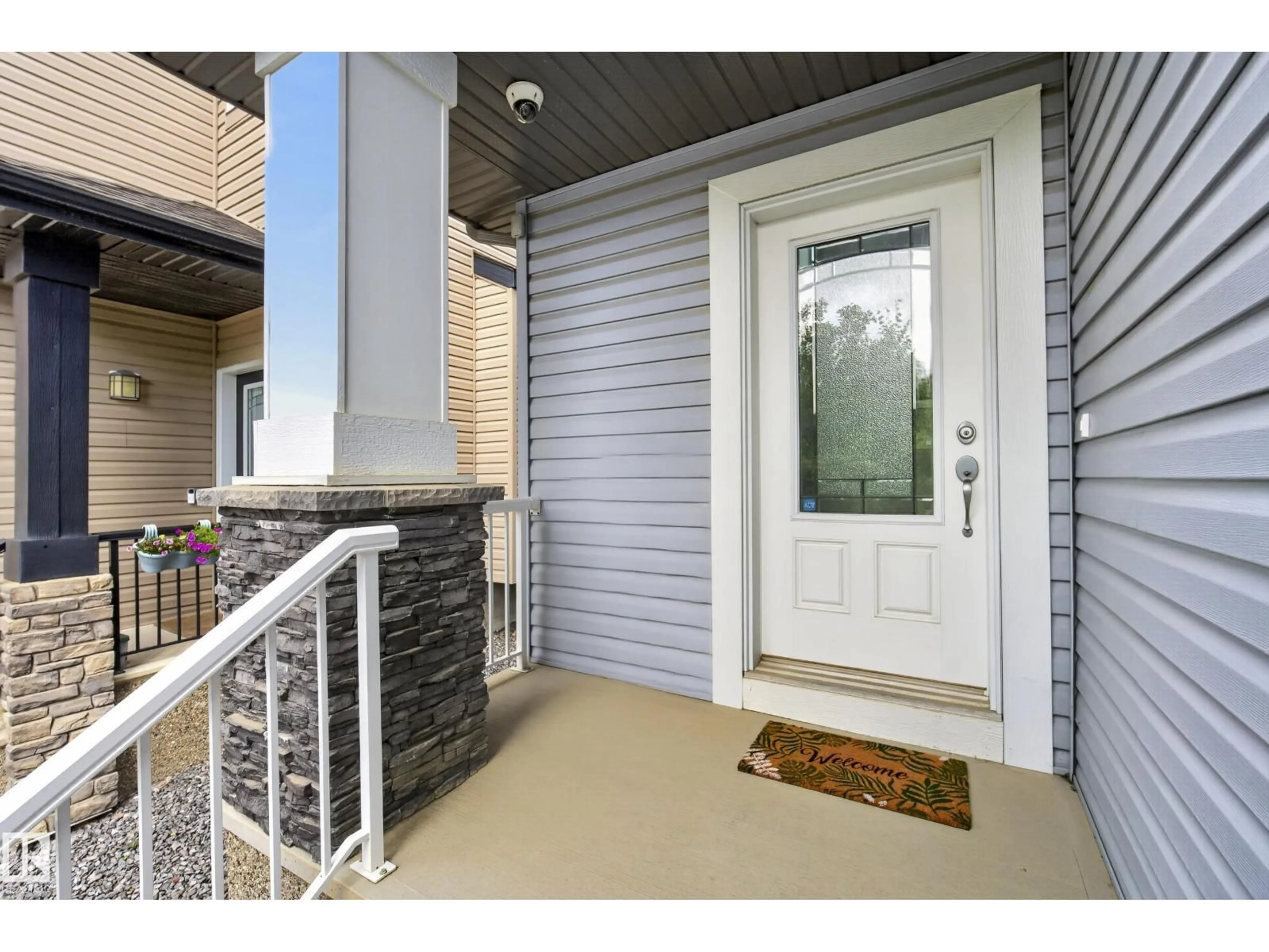 Indoor entryway for 15852 10 AV, Edmonton Alberta T6W2H2