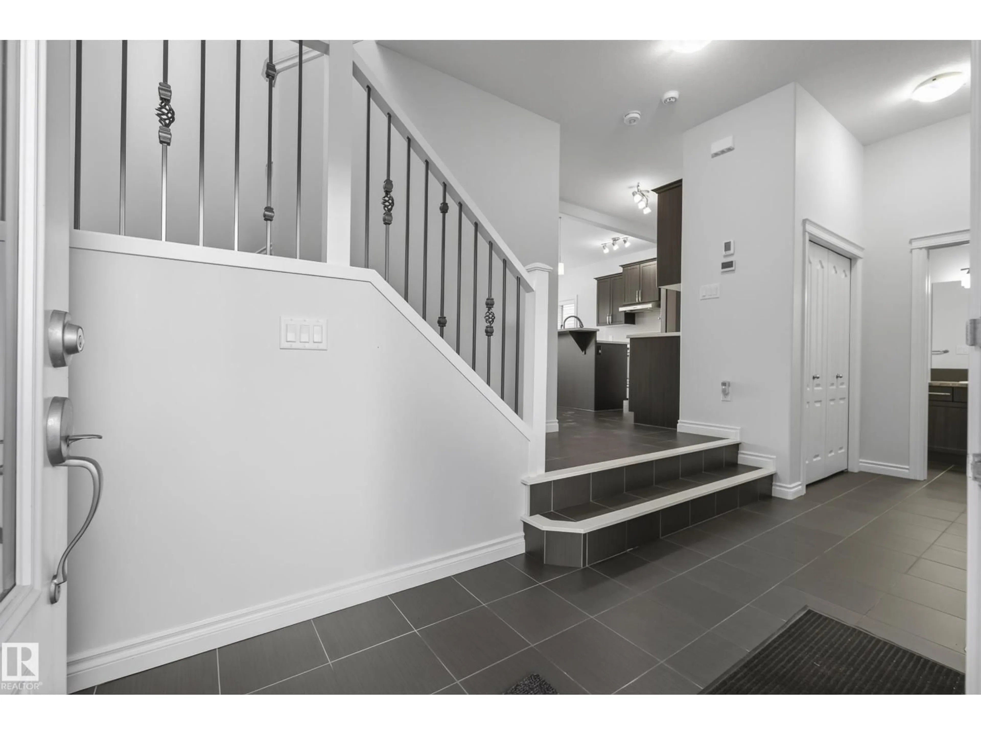 Unknown for 15852 10 AV, Edmonton Alberta T6W2H2