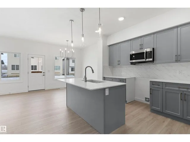 922 18 AV, Edmonton 4