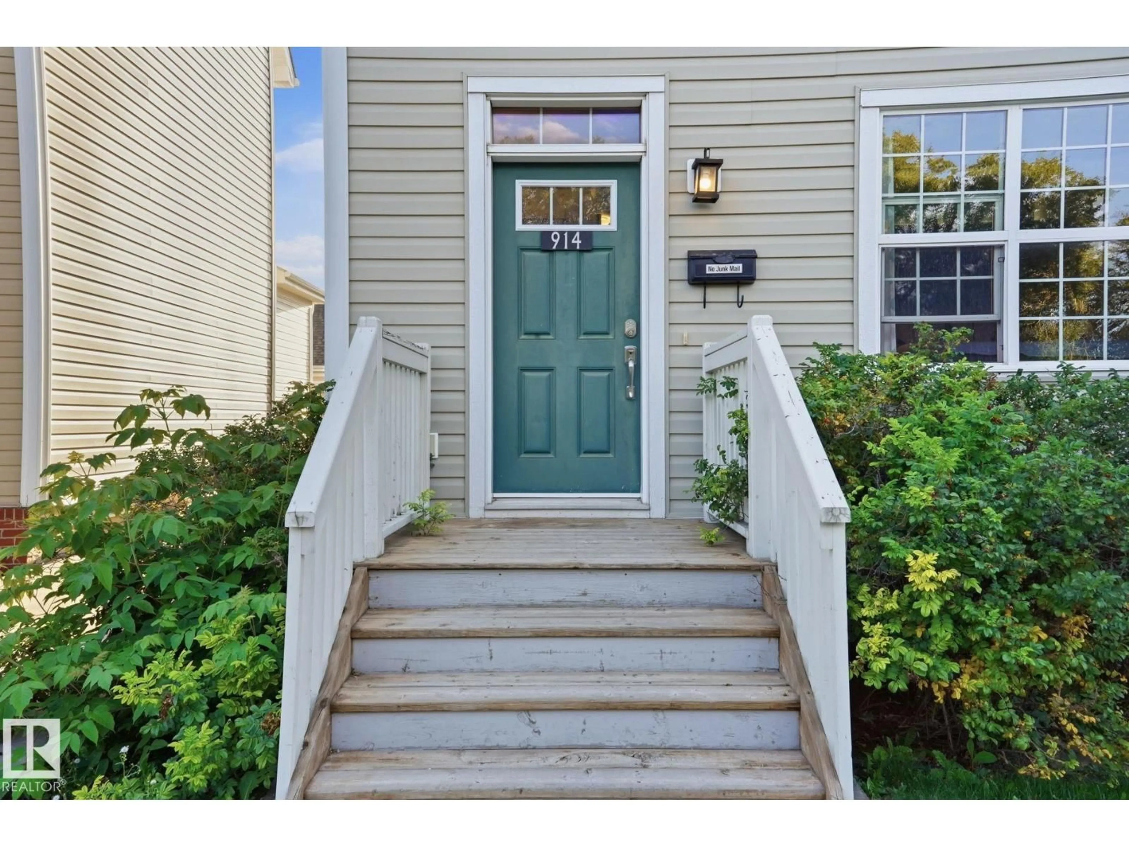 Indoor entryway for 914 VALOUR WY, Edmonton Alberta T5E6S1