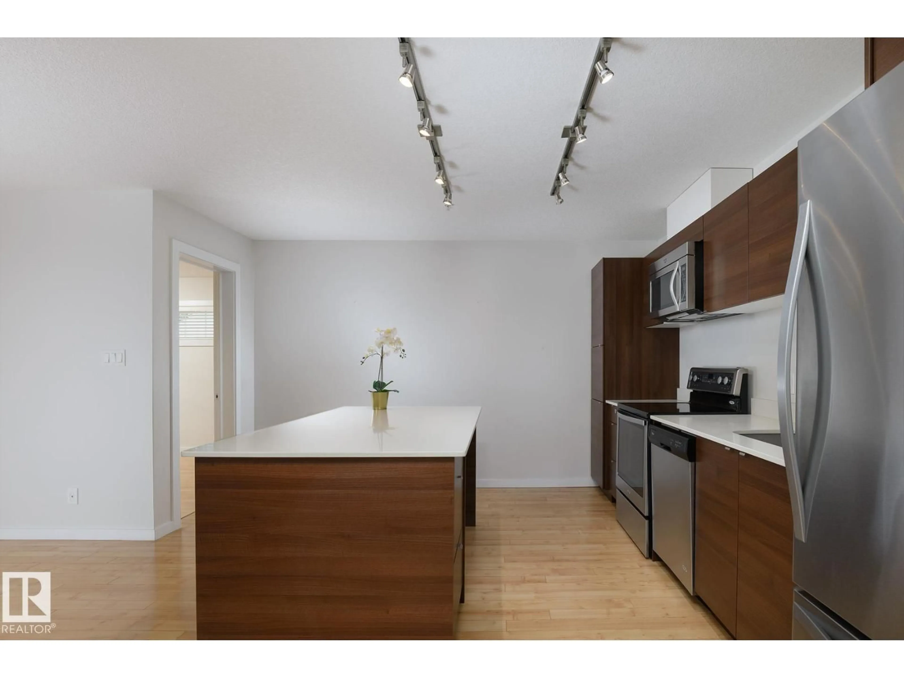 Standard kitchen, wood/laminate floor for 110 9523 160 AV NW, Edmonton Alberta T5Z0N1