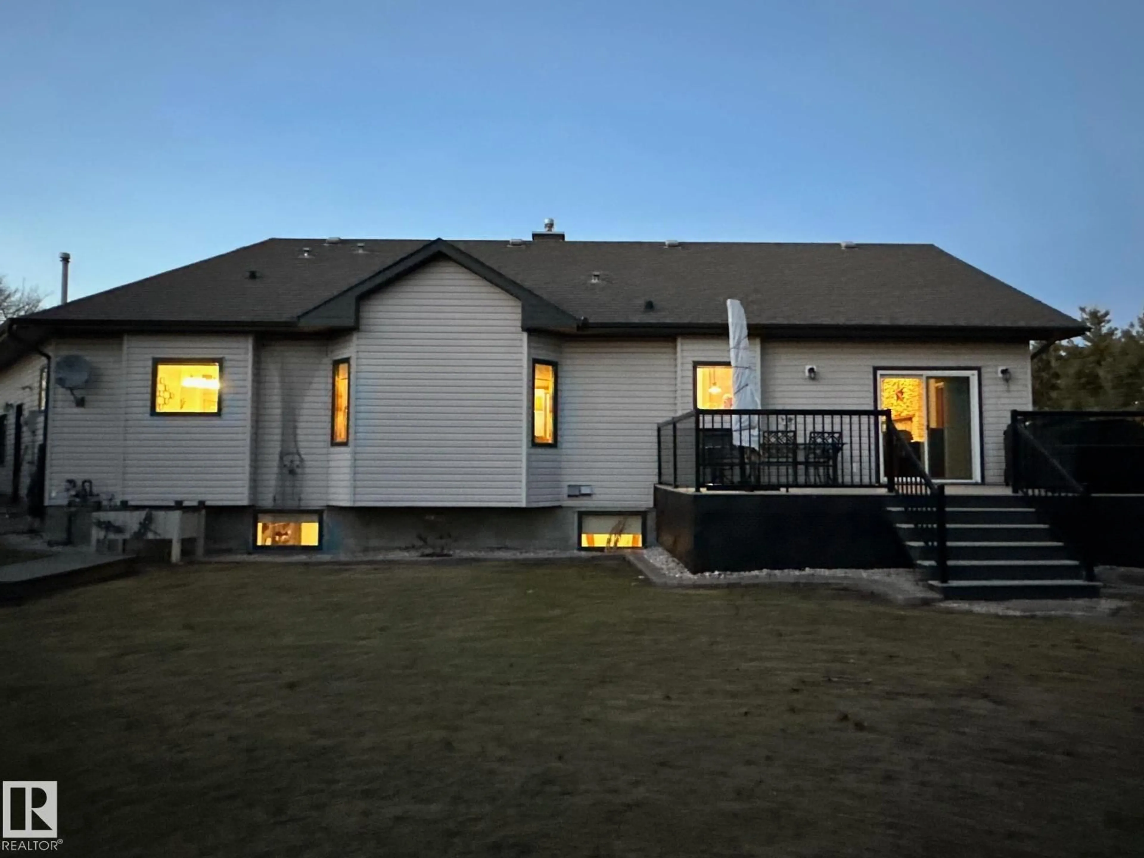 Home with vinyl exterior material, building for 27519 79 AV, Stony Plain Alberta T7Z1Y4