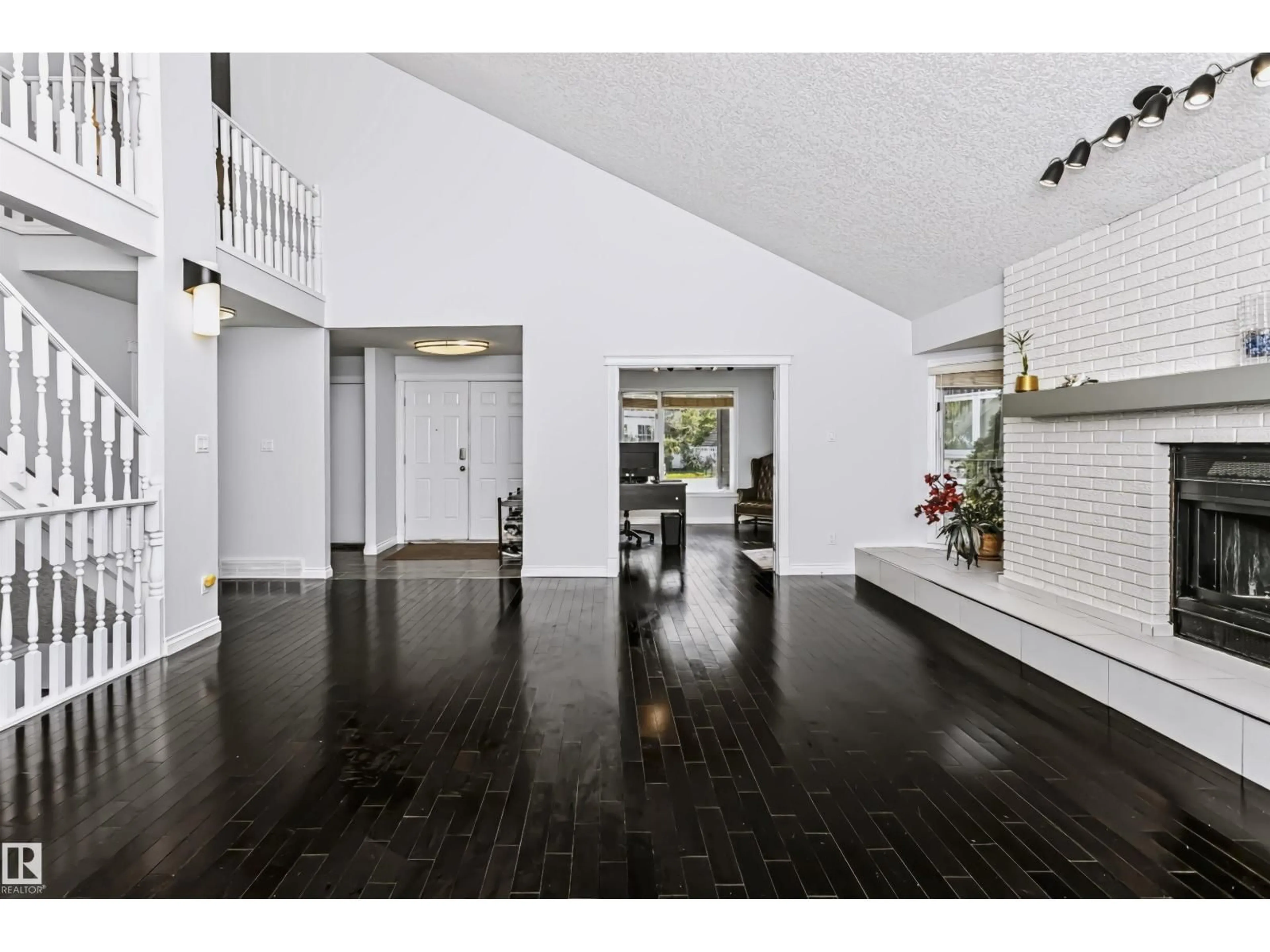 Indoor foyer for NW - 6016 177 ST, Edmonton Alberta T6M1H8