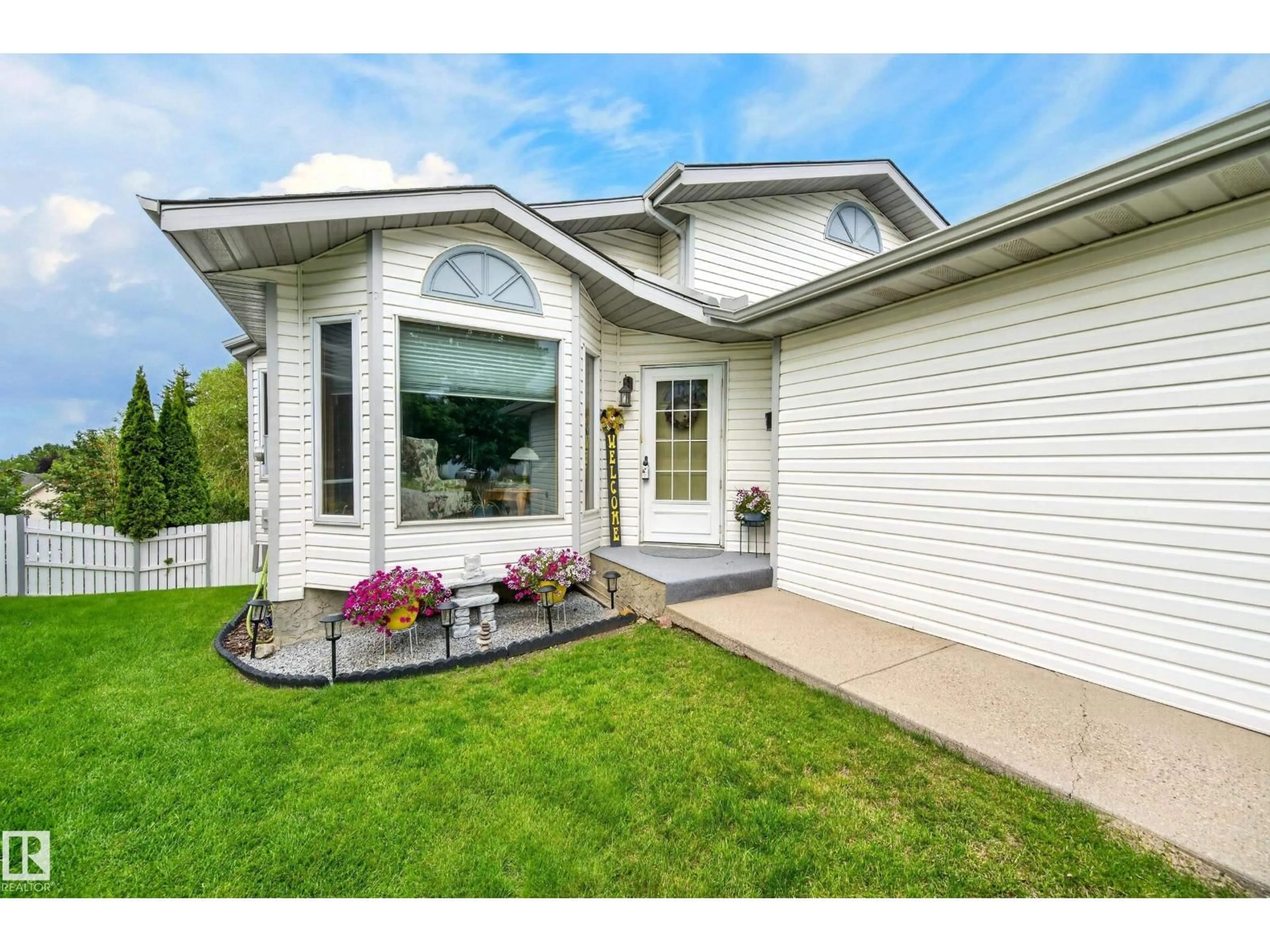 Home with vinyl exterior material, unknown for 413 DAVENPORT PL, Sherwood Park Alberta T8H1R9