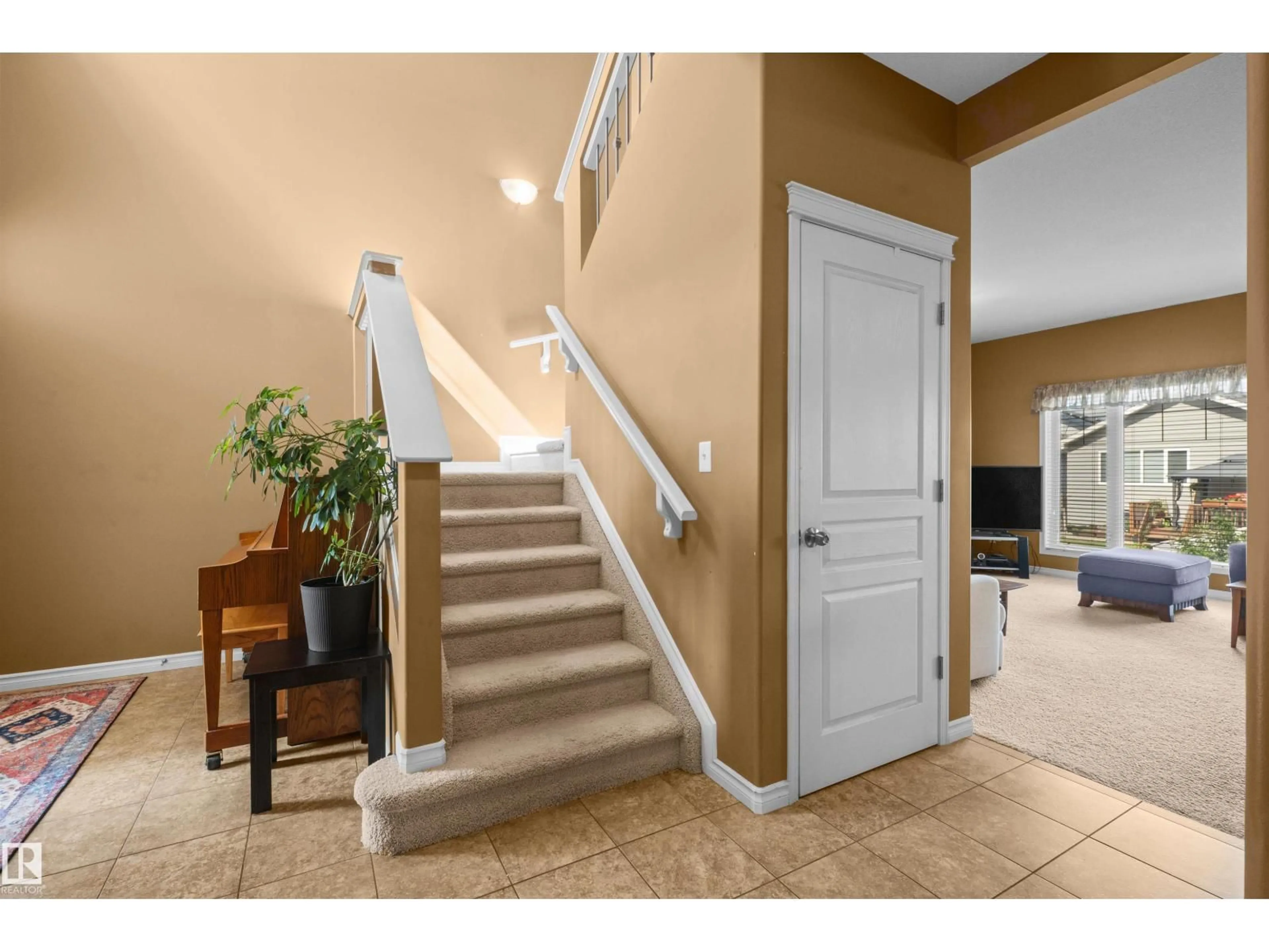 Indoor entryway for 407 BRINTNELL BV, Edmonton Alberta T5Y0G6