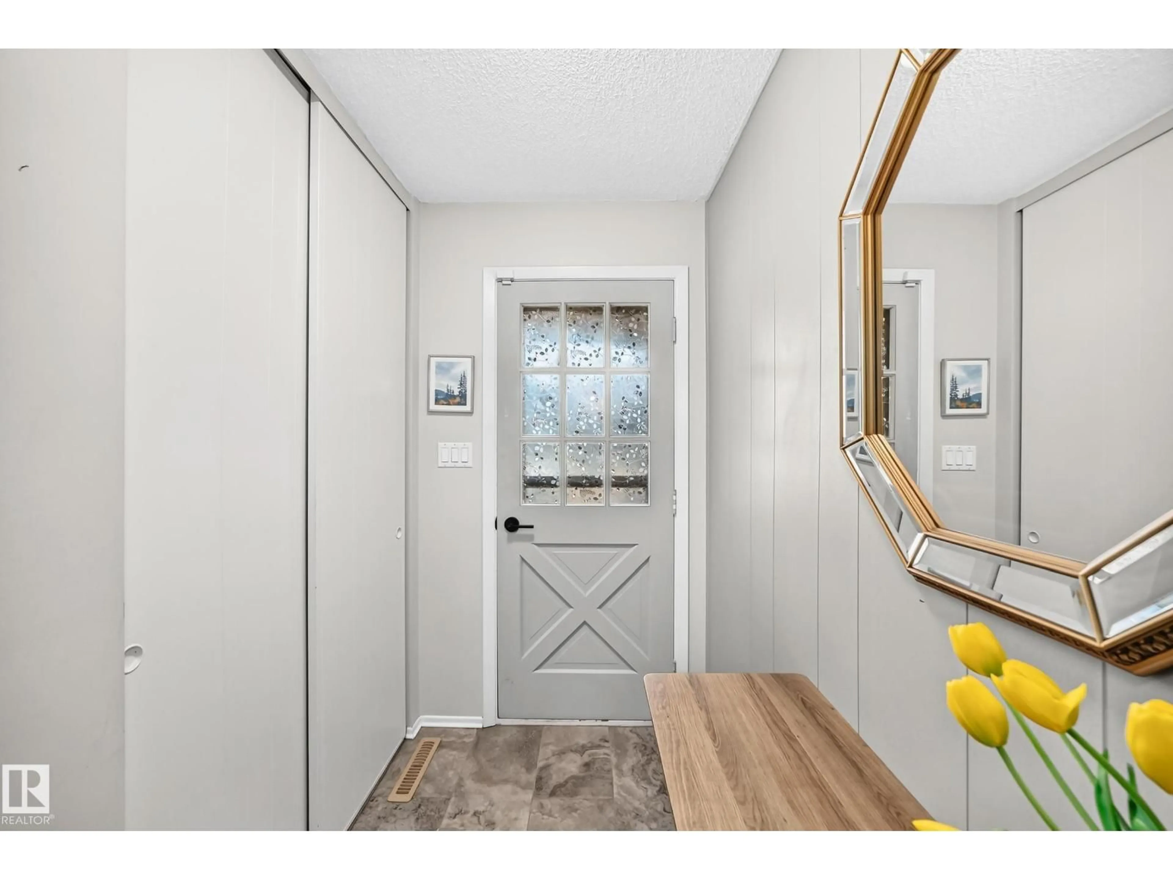 Indoor entryway for 3516 117A ST NW, Edmonton Alberta T6J1V4