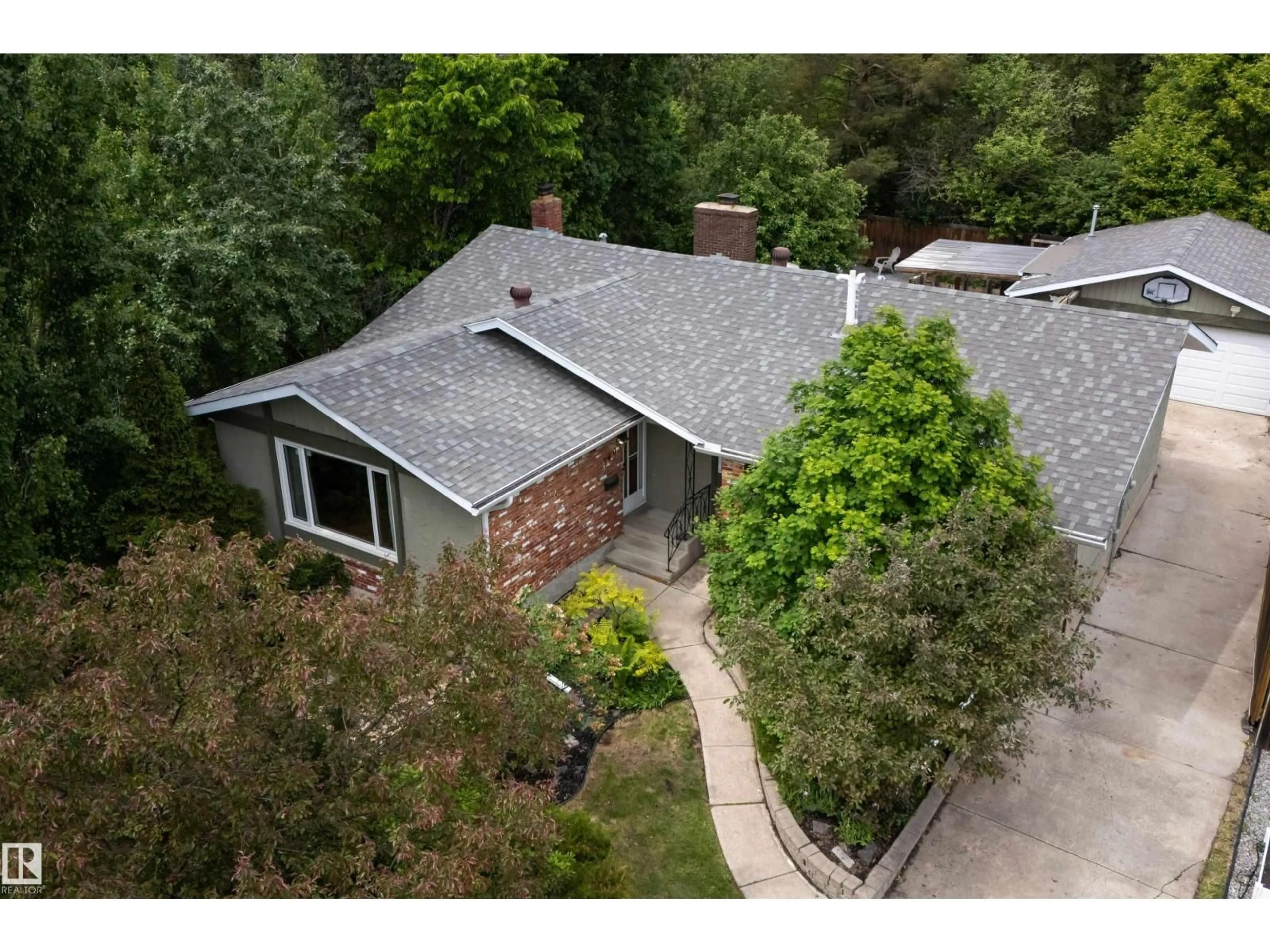 A pic from outside/outdoor area/front of a property/back of a property/a pic from drone, street for 140 GREENGROVE AV, Sherwood Park Alberta T8A3C7