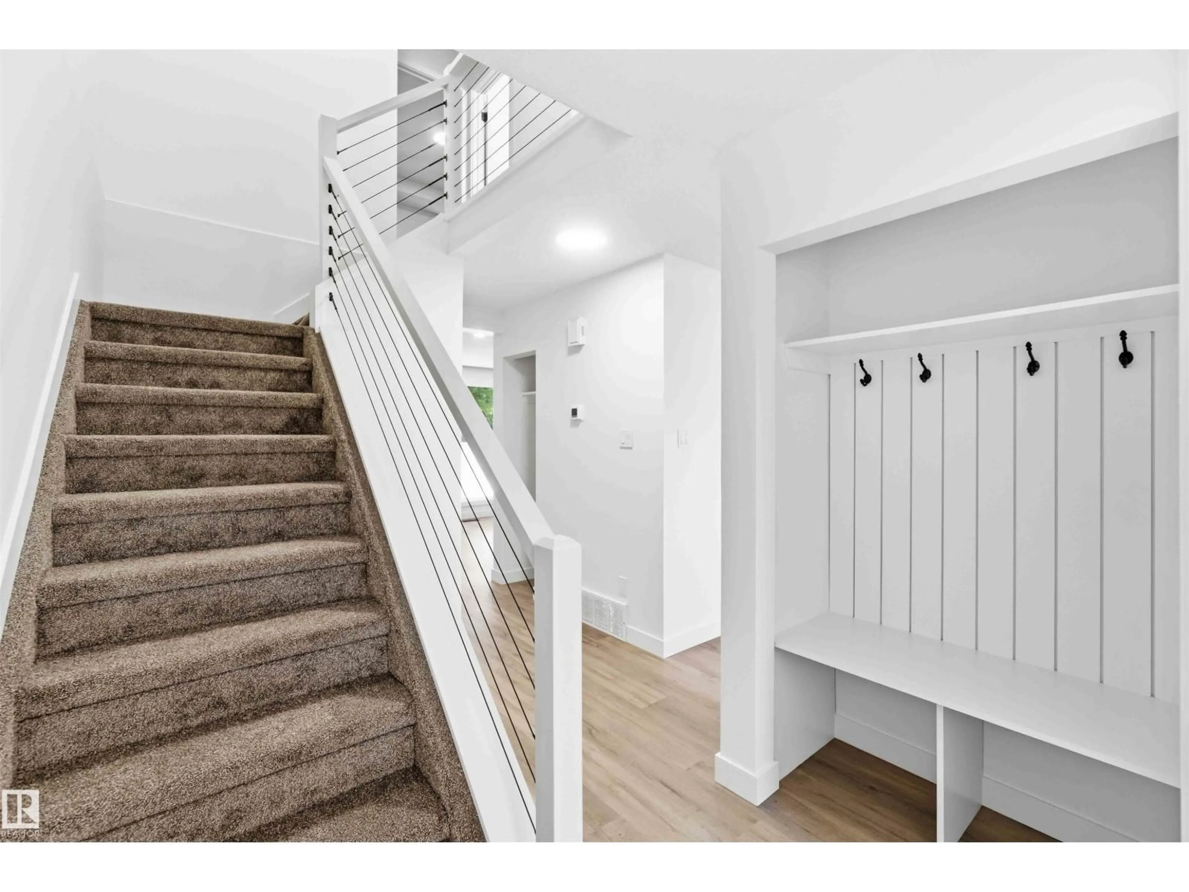 Indoor entryway for 350 CLAREVIEW RD, Edmonton Alberta T5A4G6