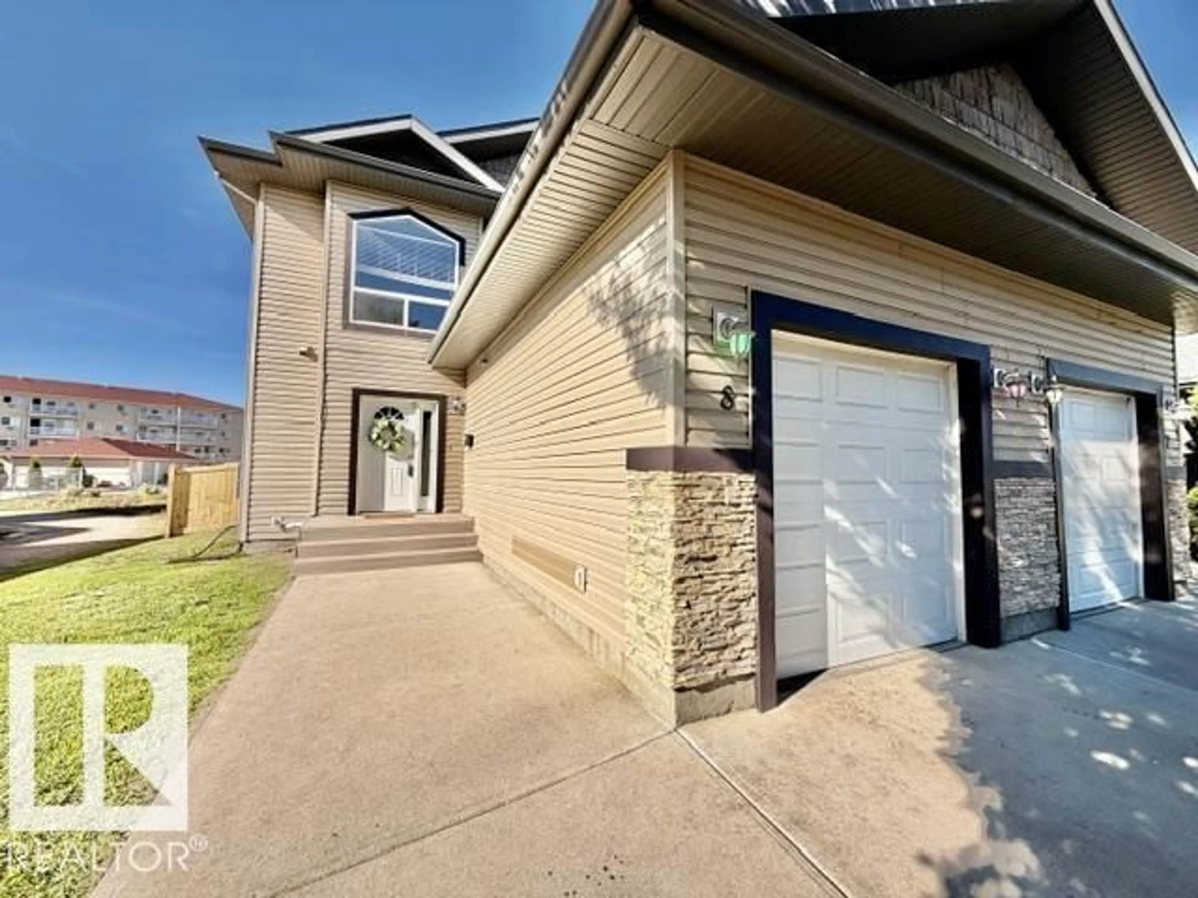Home with vinyl exterior material, street for #8 - 4702 57 AV, Wetaskiwin Alberta T9A3S9