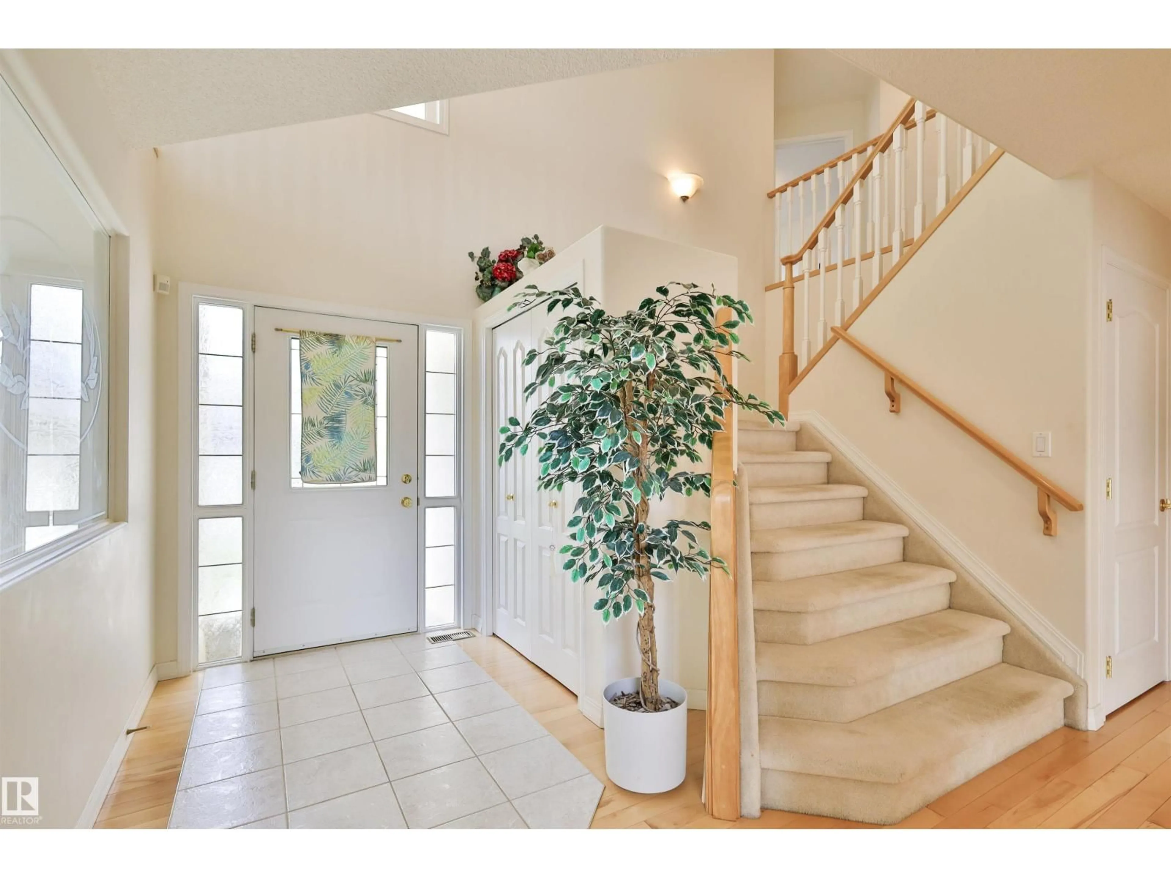 Indoor entryway for 237 DARLINGTON CR, Edmonton Alberta T6M2T1
