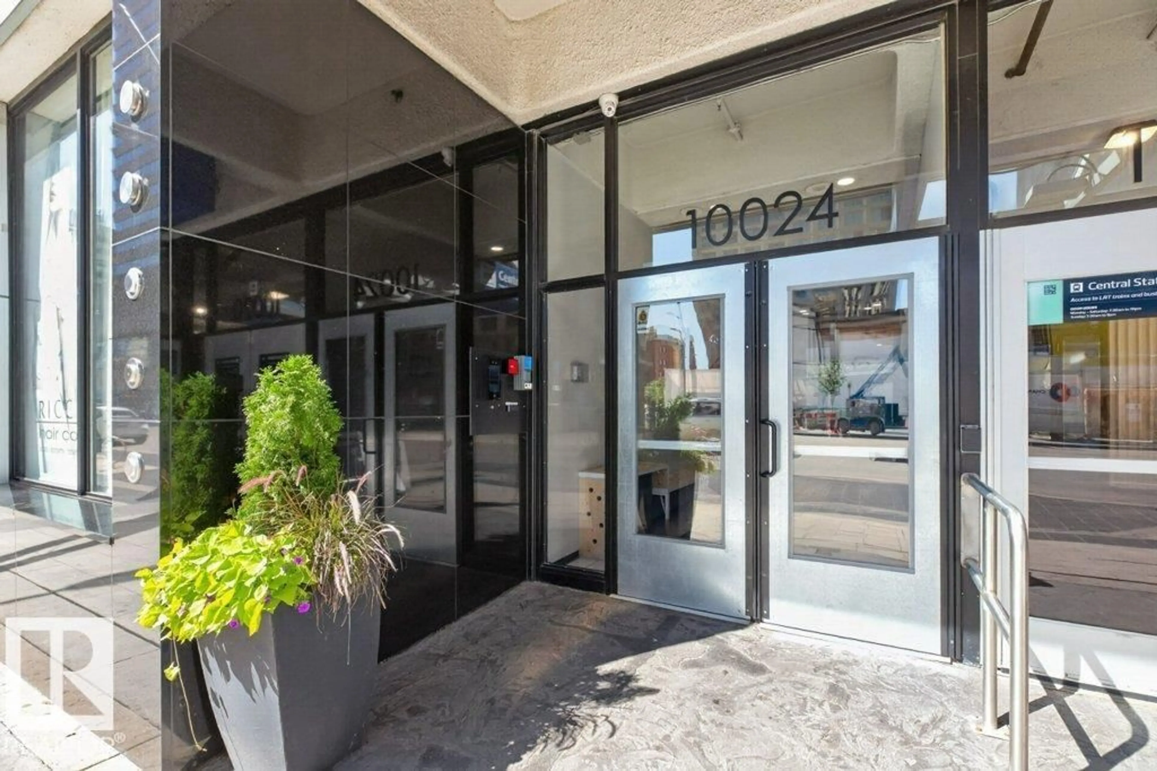 Indoor foyer for 1609 JASPER AV NW, Edmonton Alberta T5J1R9