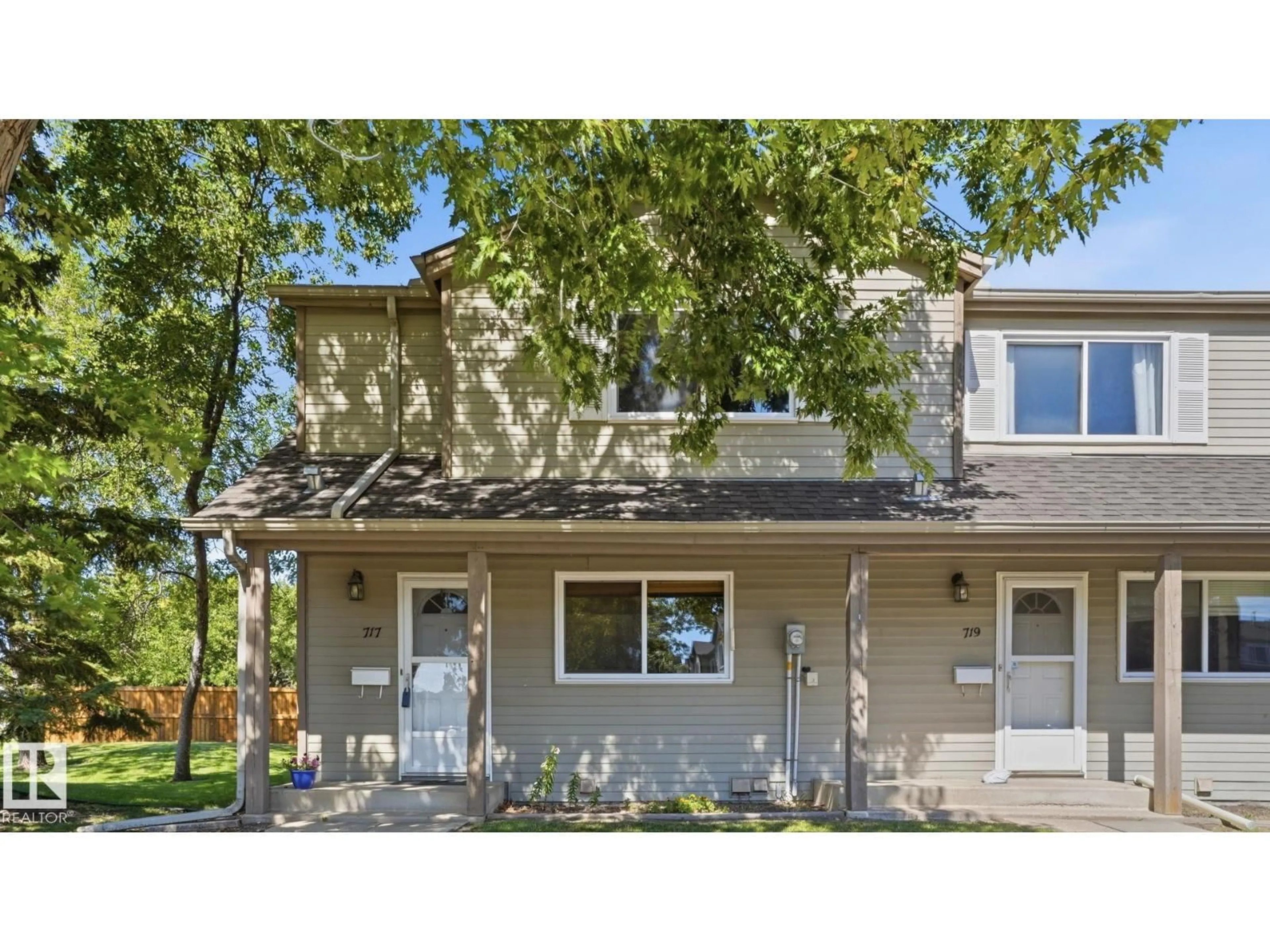 Home with vinyl exterior material, street for 717 VILLAGE DR, Sherwood Park Alberta T8A4H9