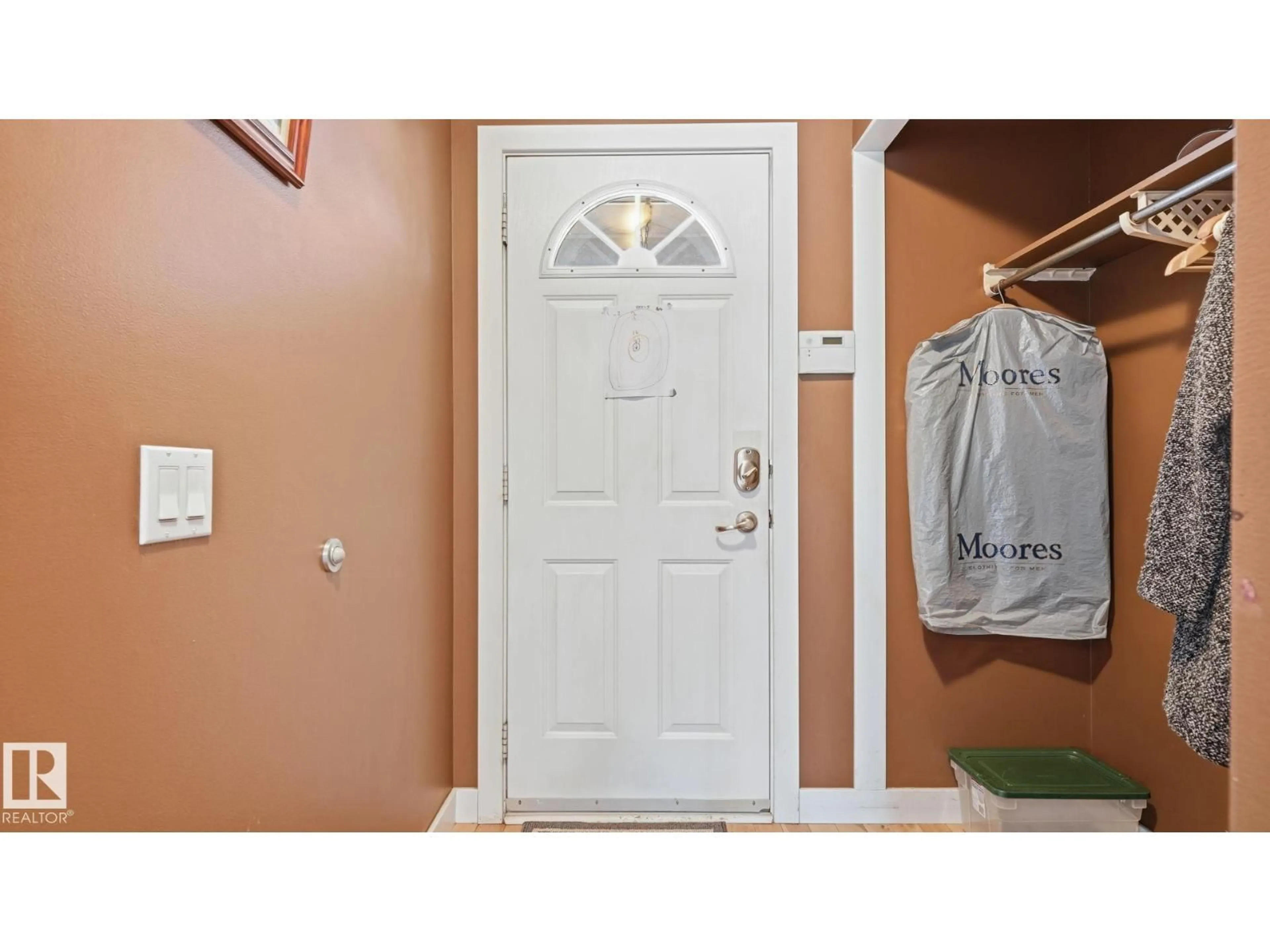 Indoor entryway for 717 VILLAGE DR, Sherwood Park Alberta T8A4H9