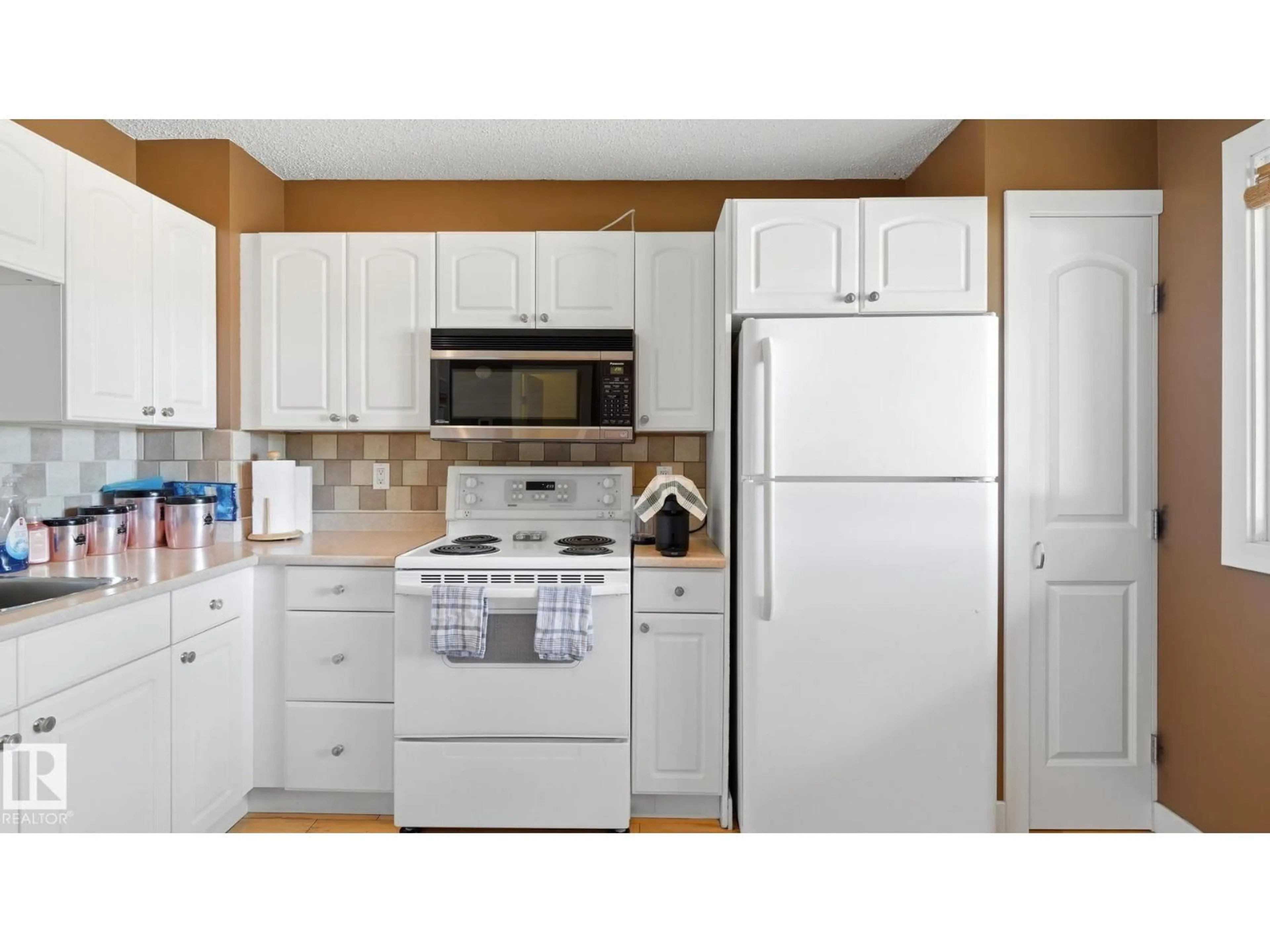 Standard kitchen, unknown for 717 VILLAGE DR, Sherwood Park Alberta T8A4H9