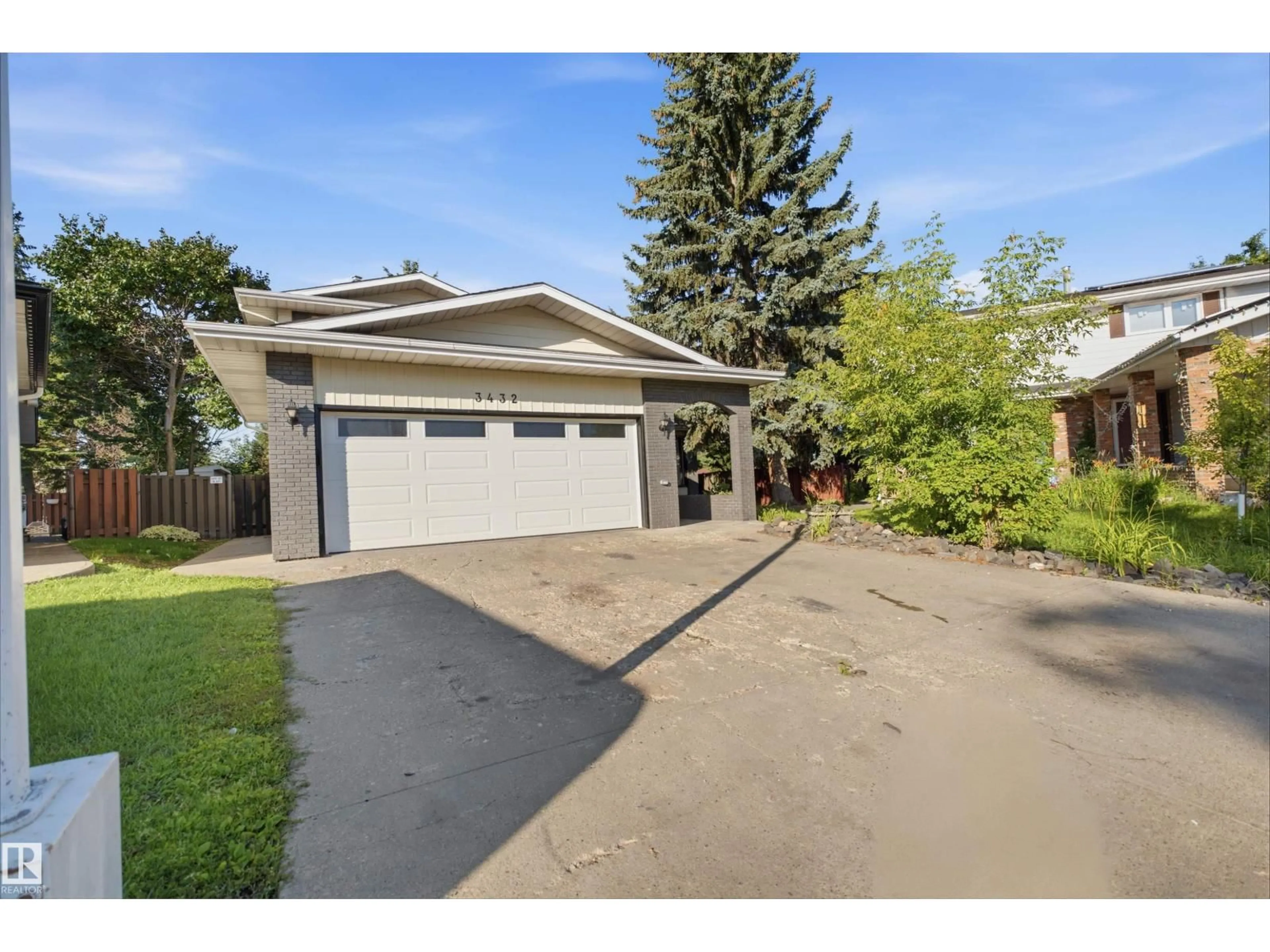 A pic from outside/outdoor area/front of a property/back of a property/a pic from drone, street for 3432 HILL VIEW CR, Edmonton Alberta T6L1P5