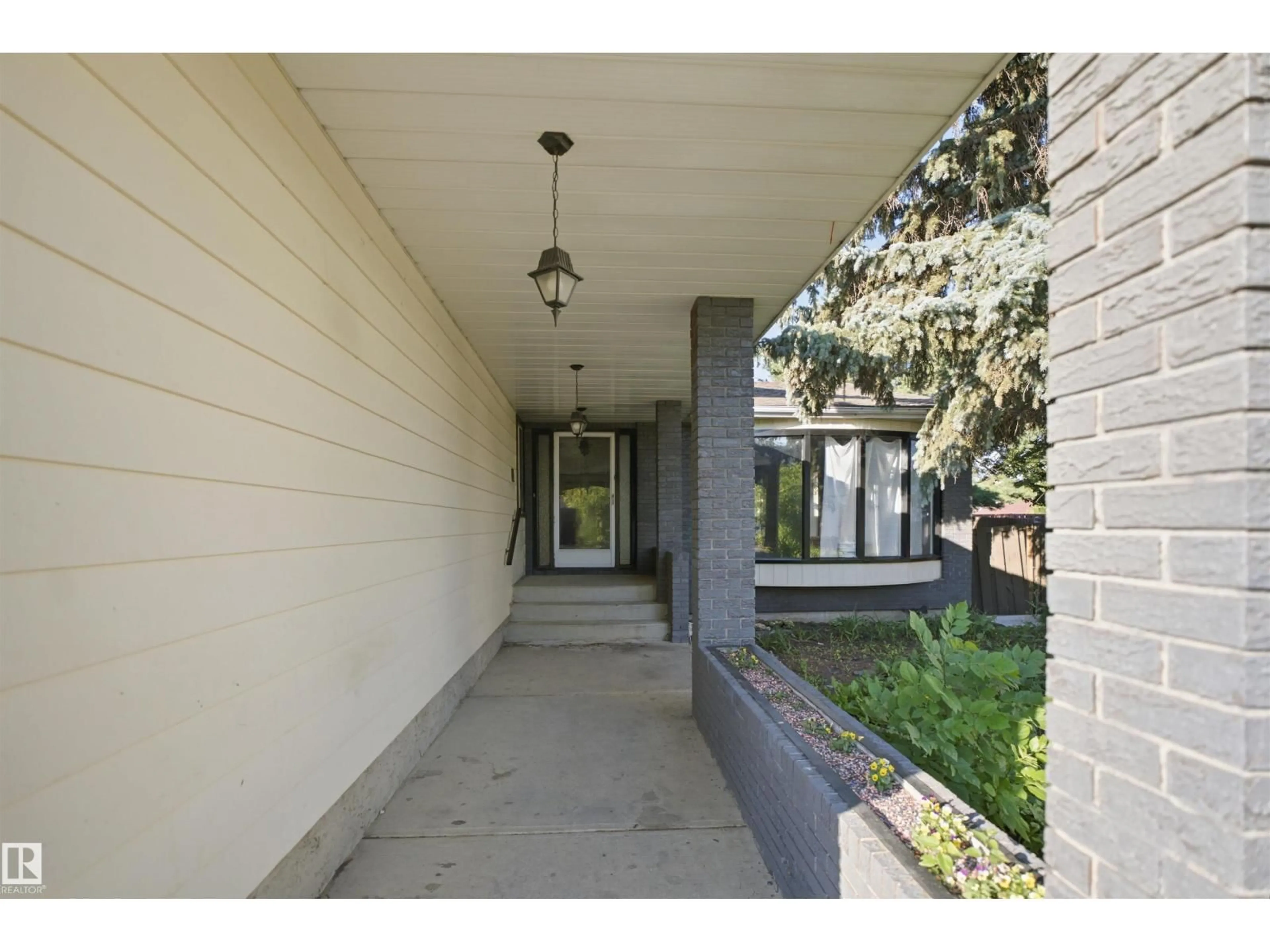 Indoor foyer for 3432 HILL VIEW CR, Edmonton Alberta T6L1P5
