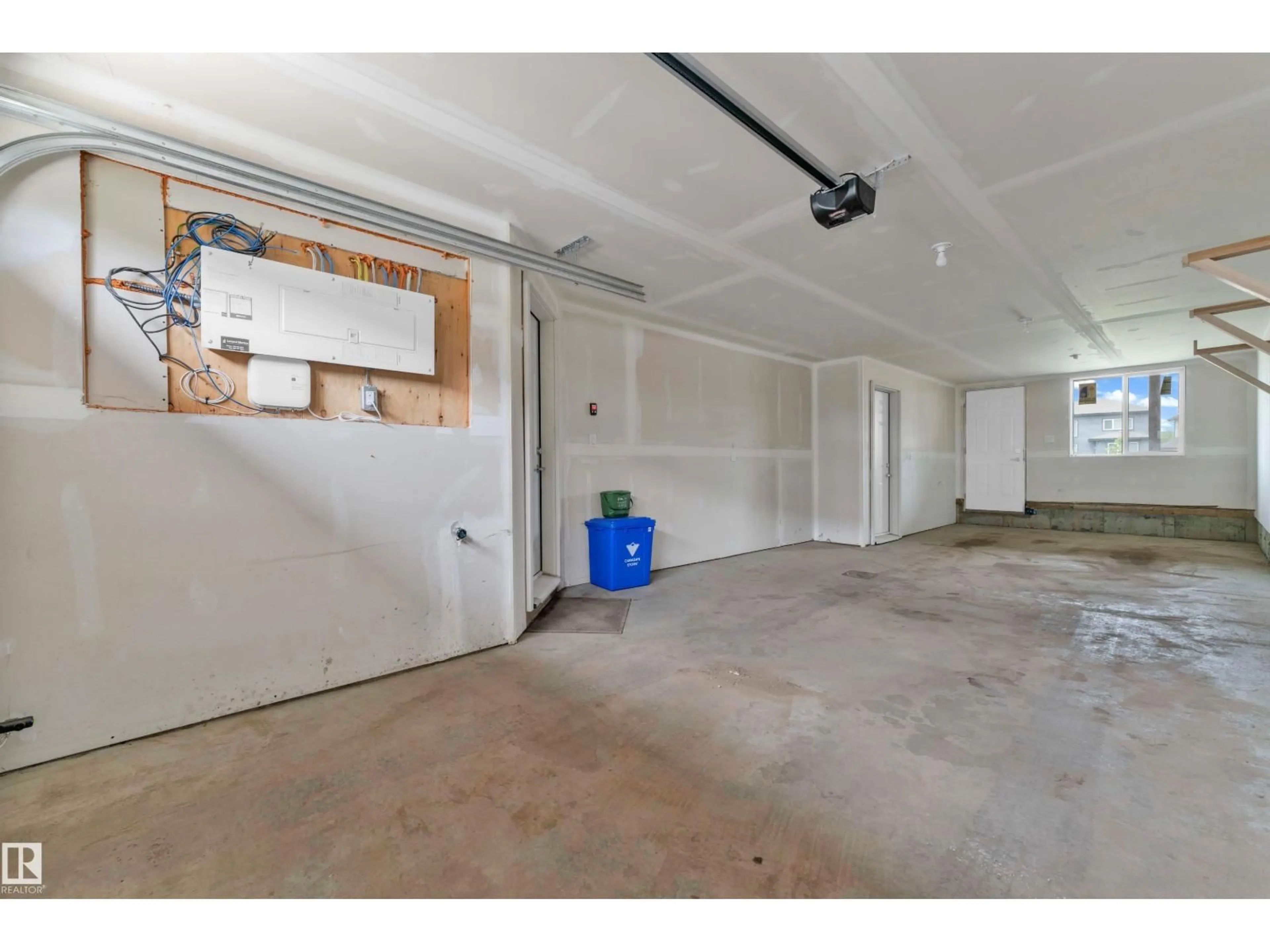 Indoor garage for SW - 1534 157 ST, Edmonton Alberta T6W4J8