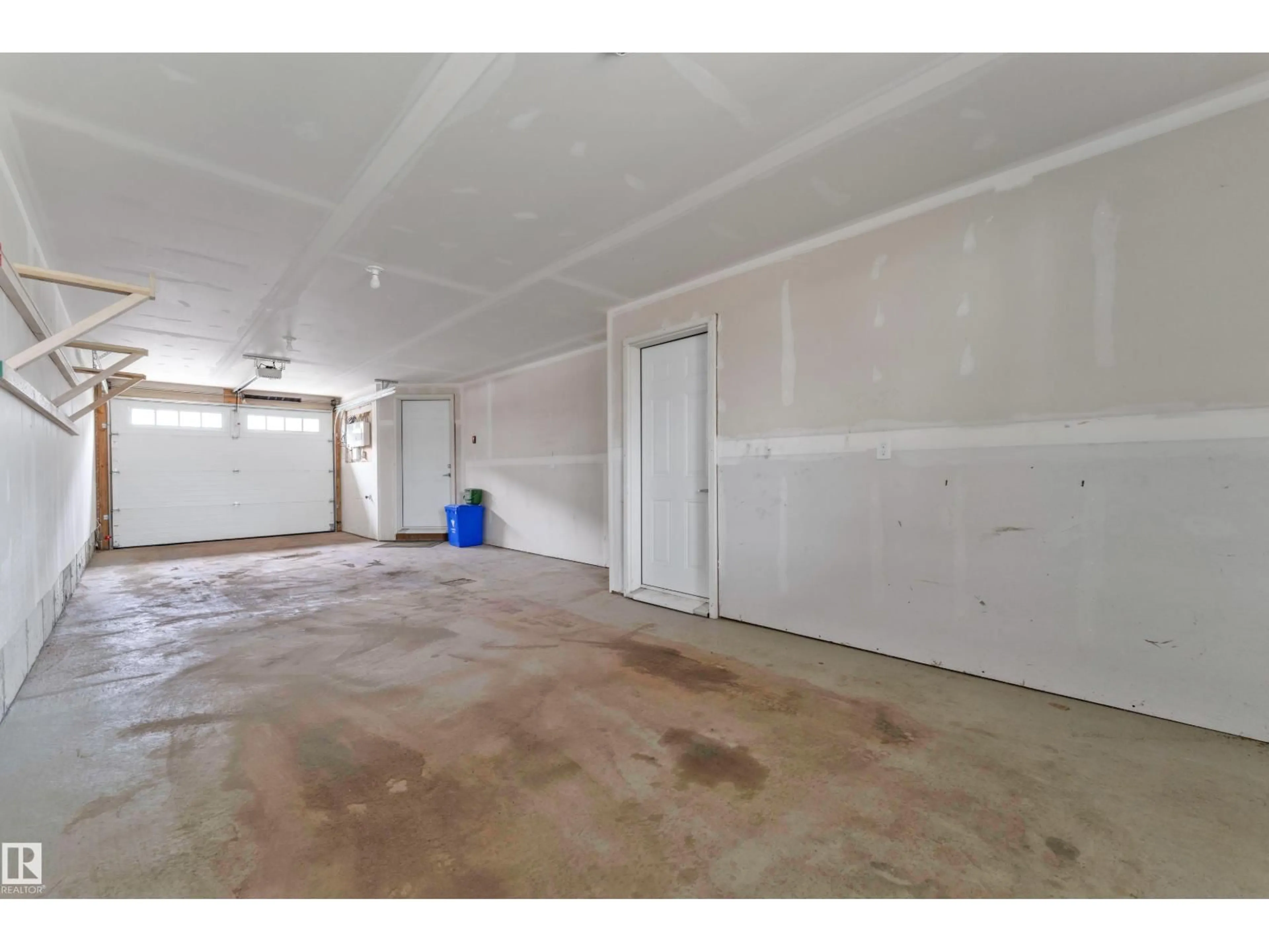 Indoor garage for SW - 1534 157 ST, Edmonton Alberta T6W4J8