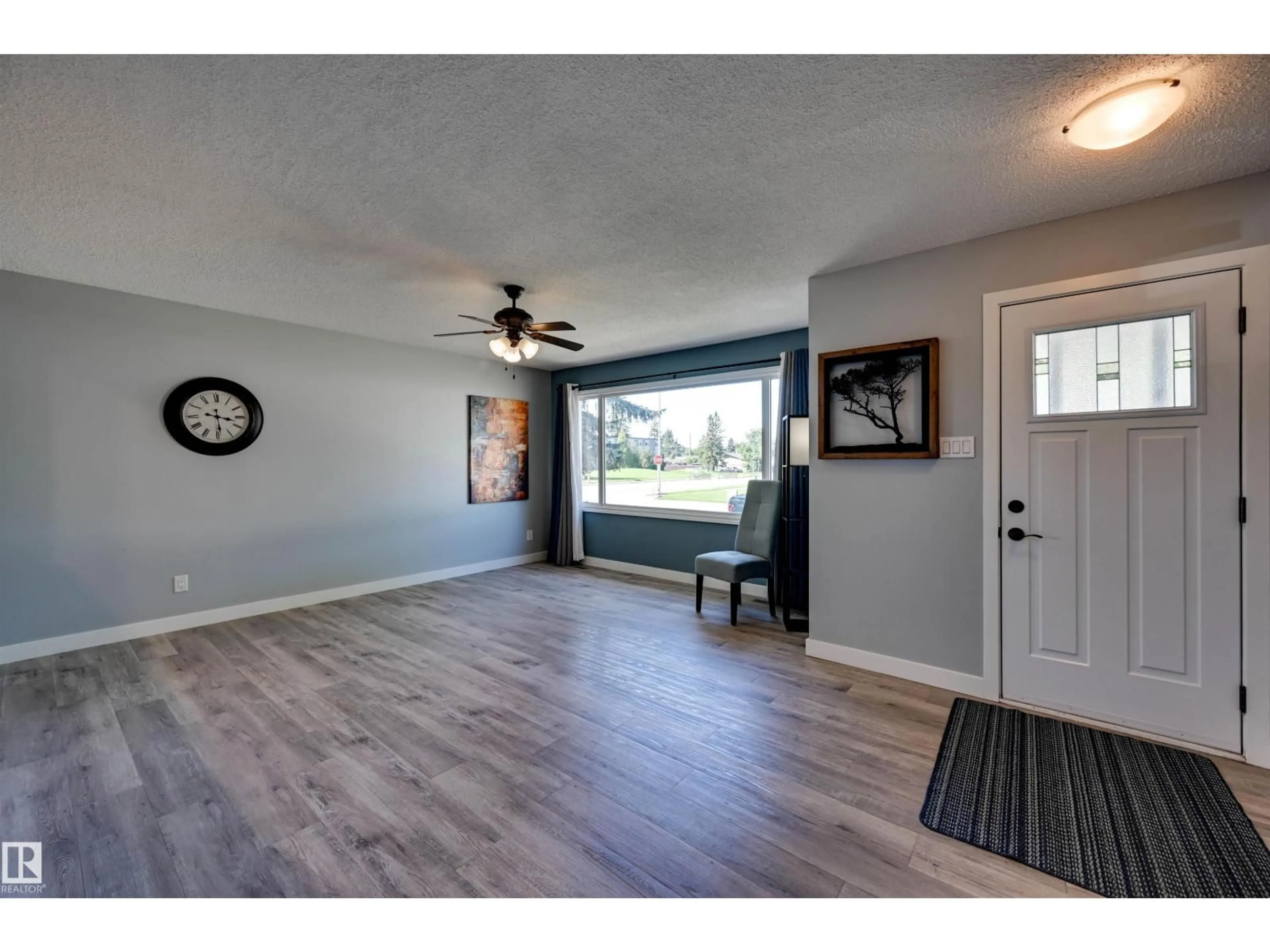Indoor entryway for 16231 96 AV, Edmonton Alberta T5P0C9