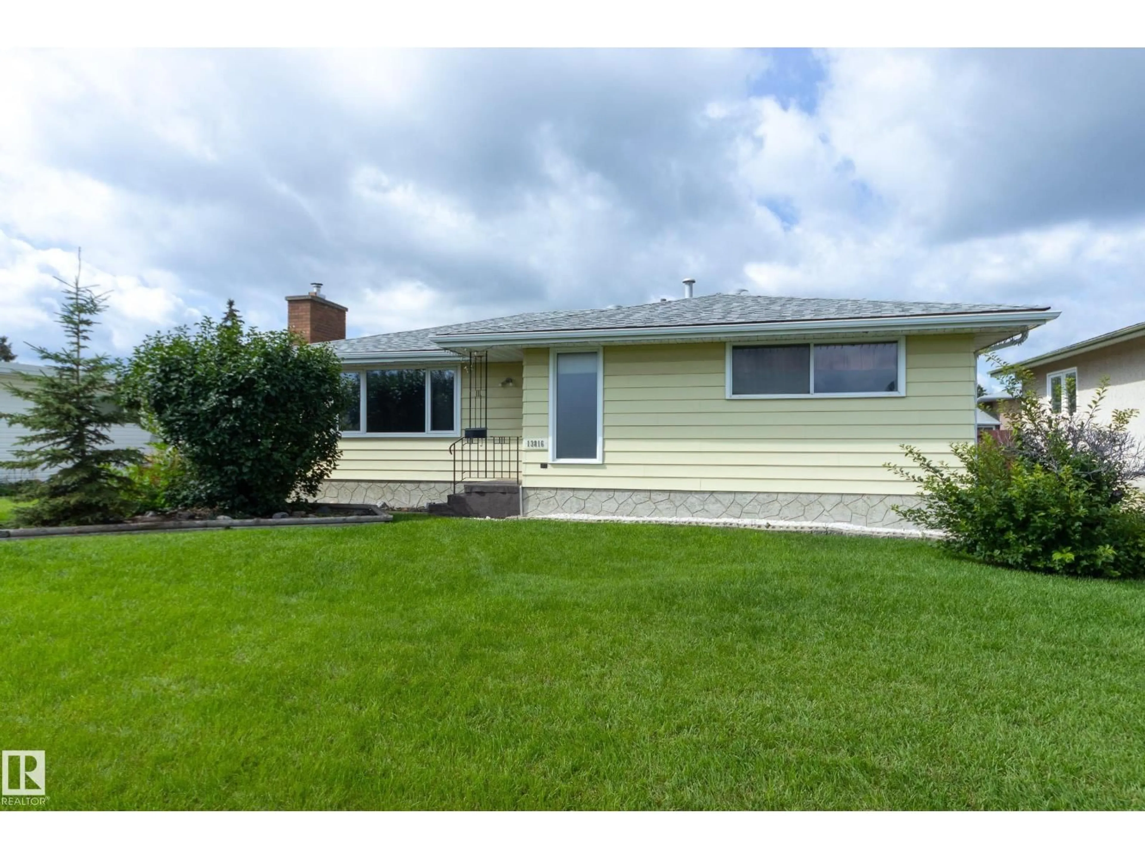 Home with vinyl exterior material, unknown for NW - 13816 90 ST, Edmonton Alberta T5E3N3