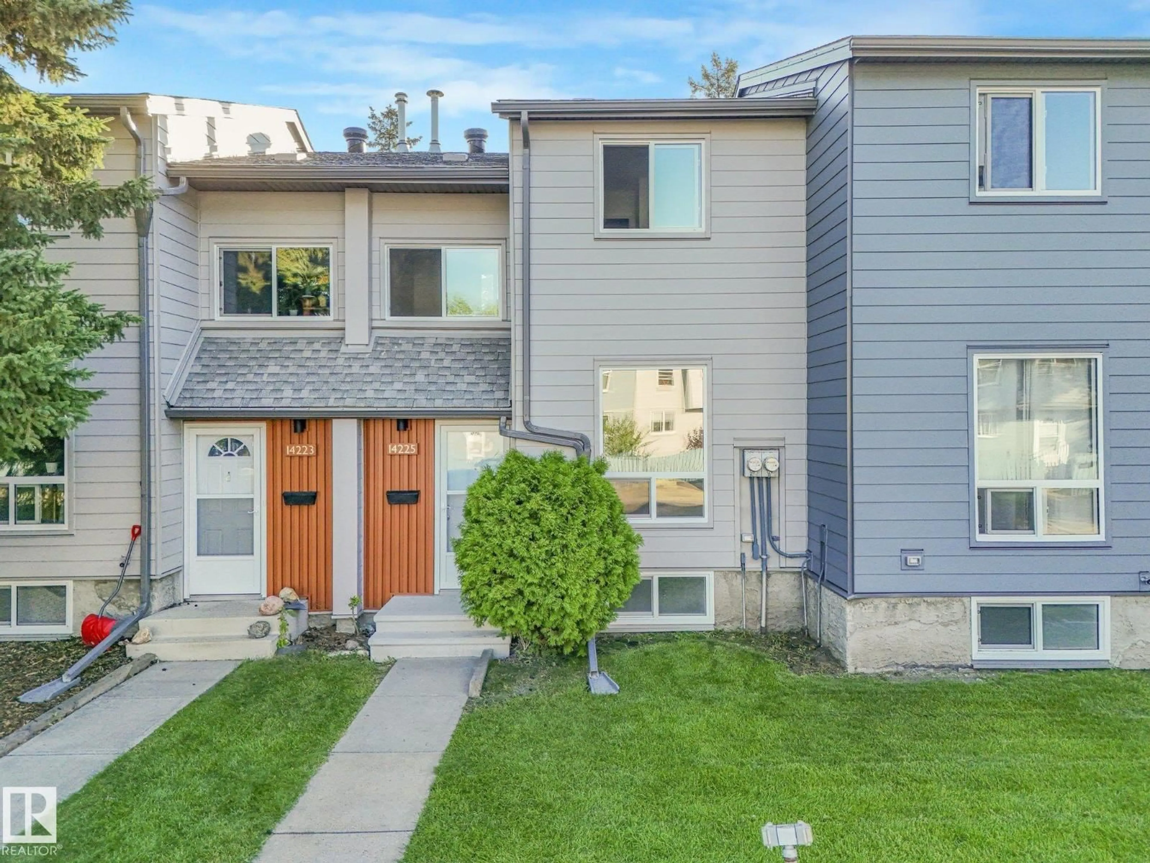 Home with vinyl exterior material, street for NW - 14225 32 ST, Edmonton Alberta T5Y1H3