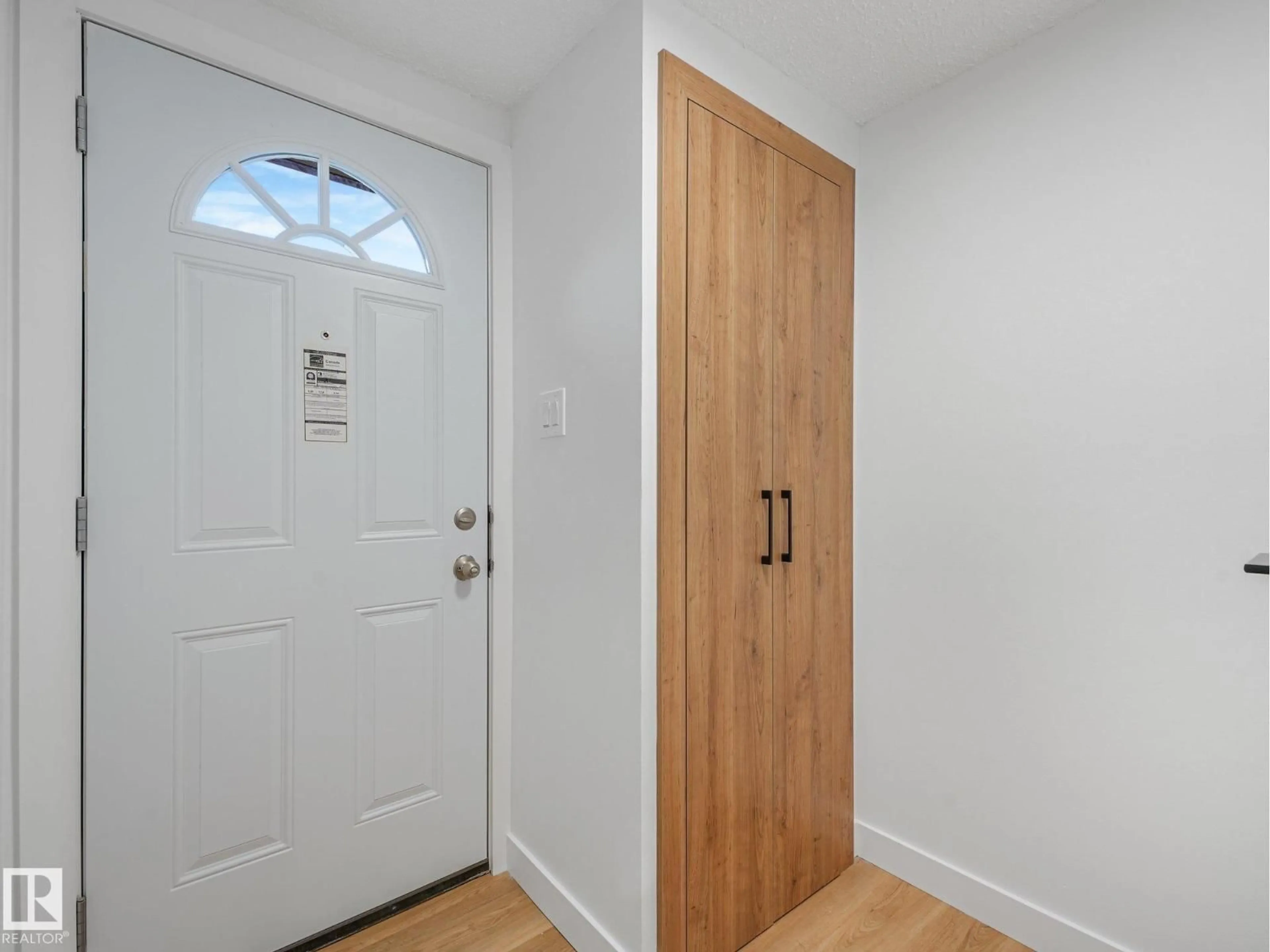 Indoor entryway for NW - 14225 32 ST, Edmonton Alberta T5Y1H3