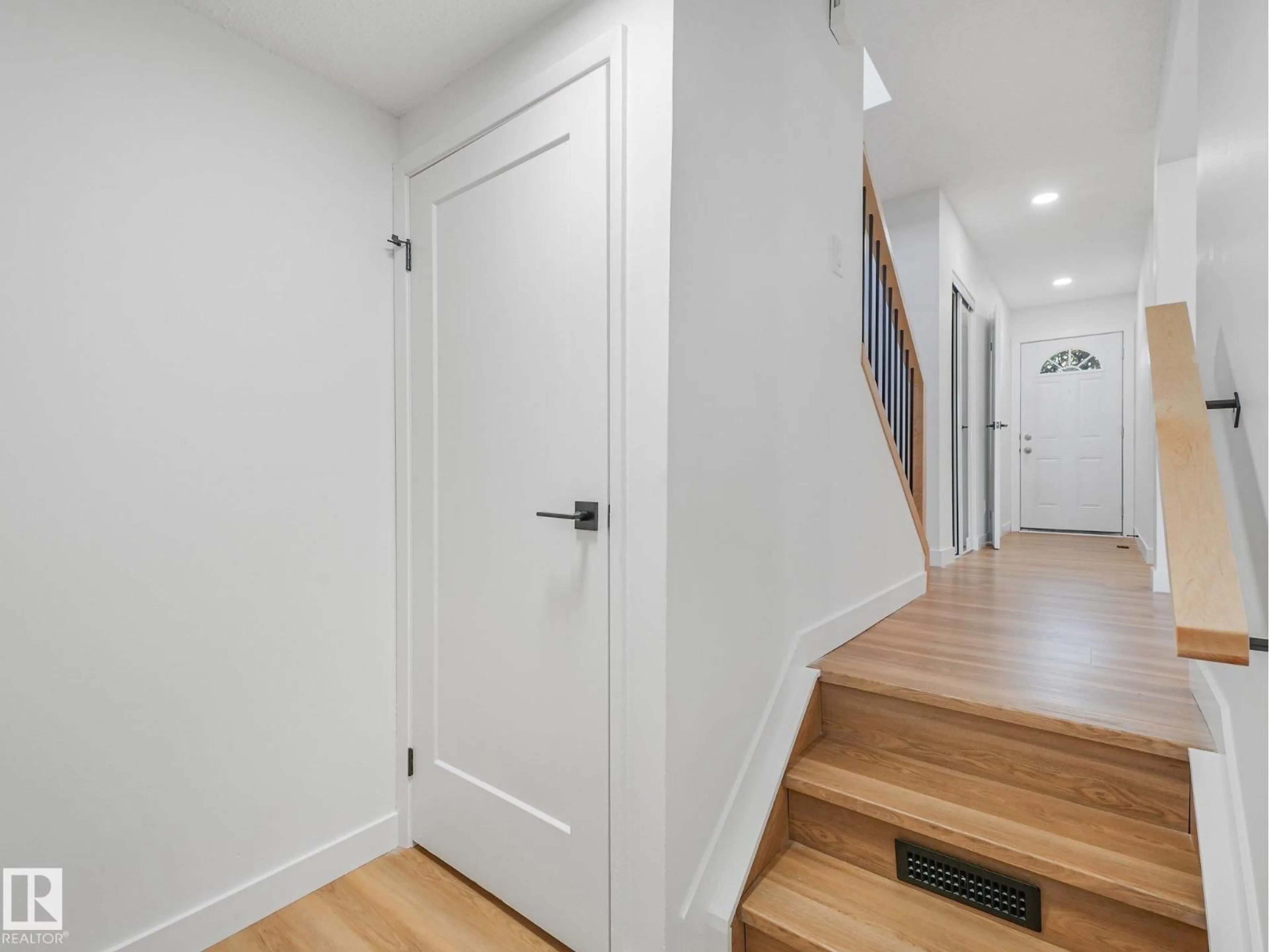 Indoor entryway for NW - 14225 32 ST, Edmonton Alberta T5Y1H3