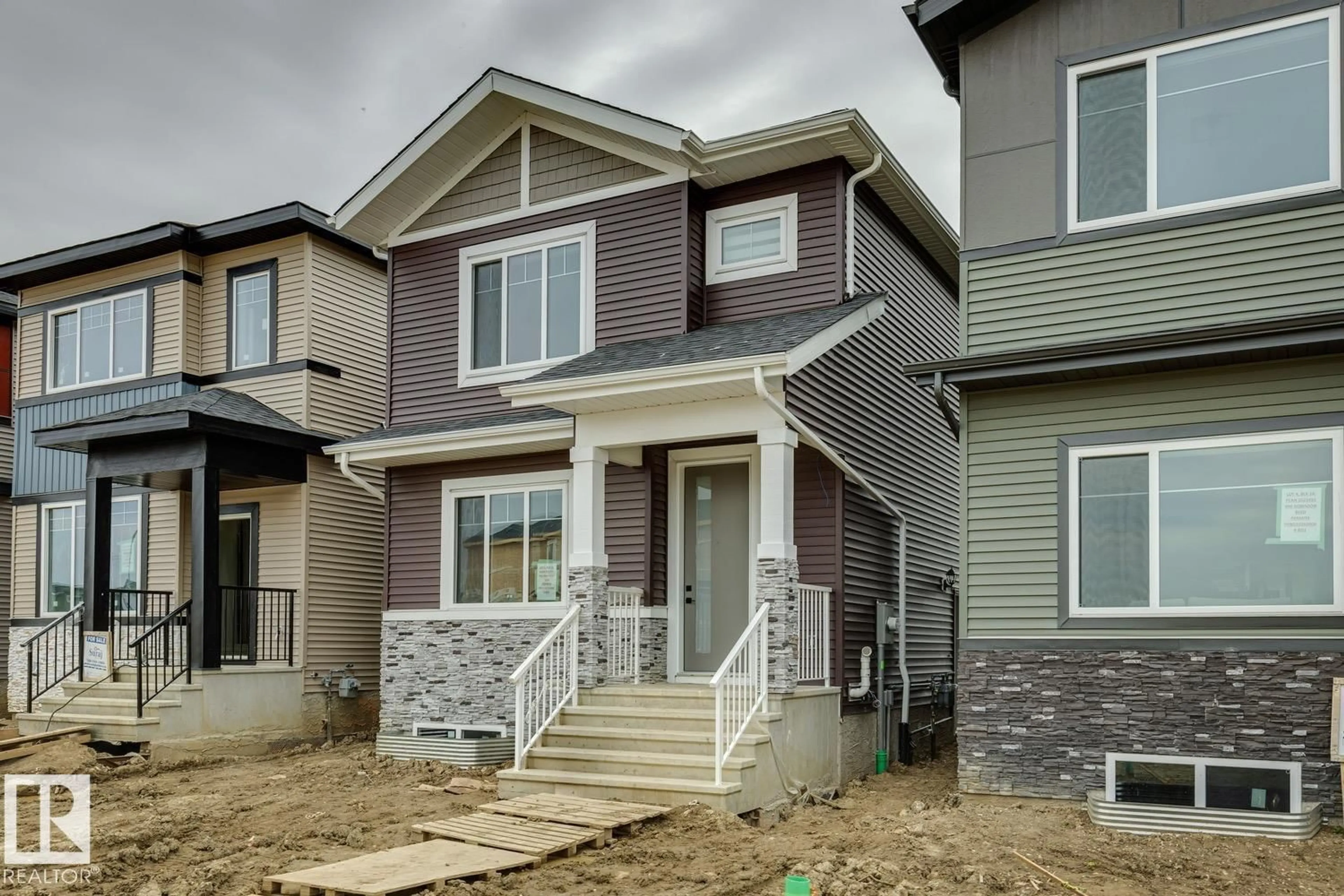 Home with vinyl exterior material, street for 492 ROBINSON BV, Leduc Alberta T9E1N1