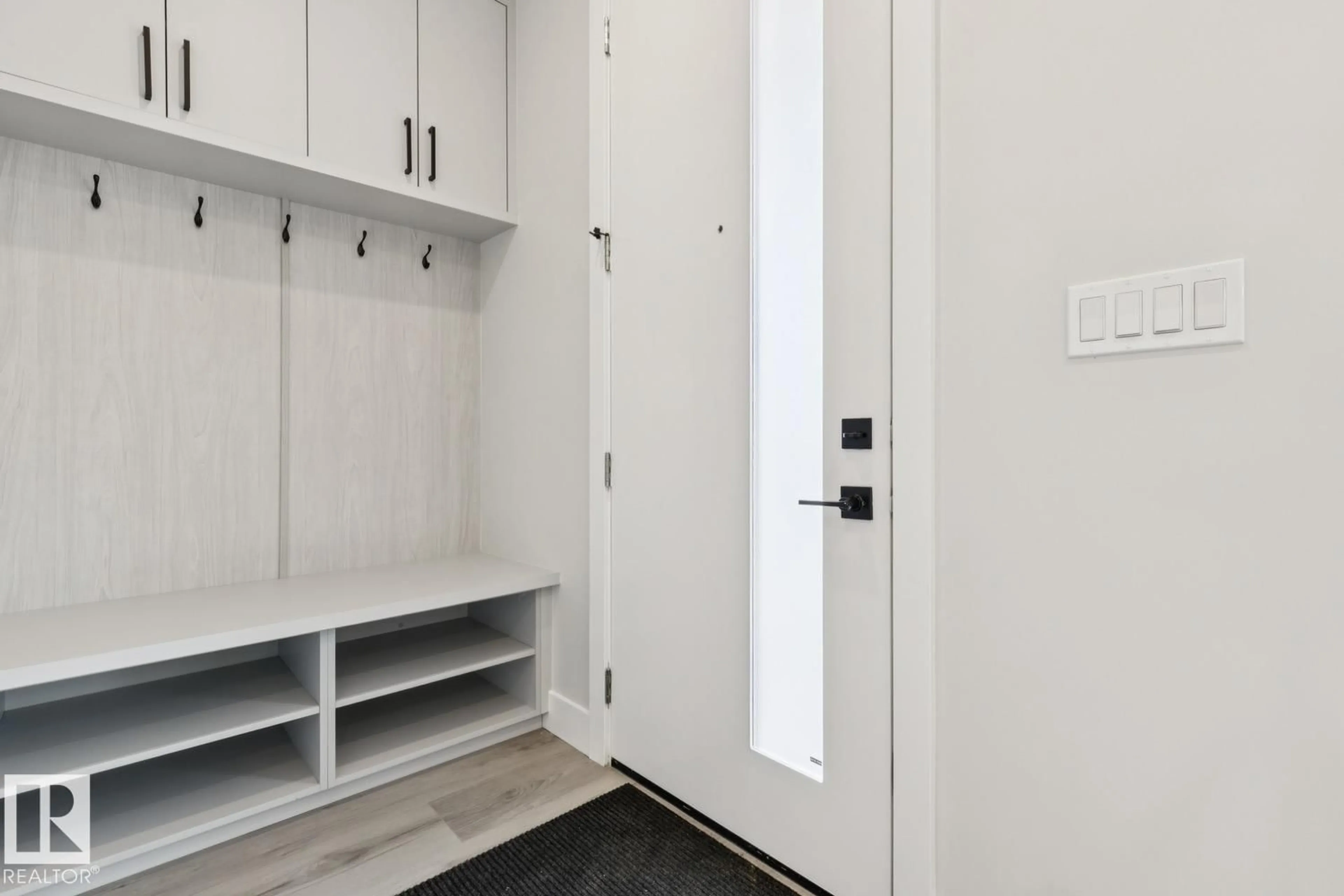 Indoor entryway for 492 ROBINSON BV, Leduc Alberta T9E1N1