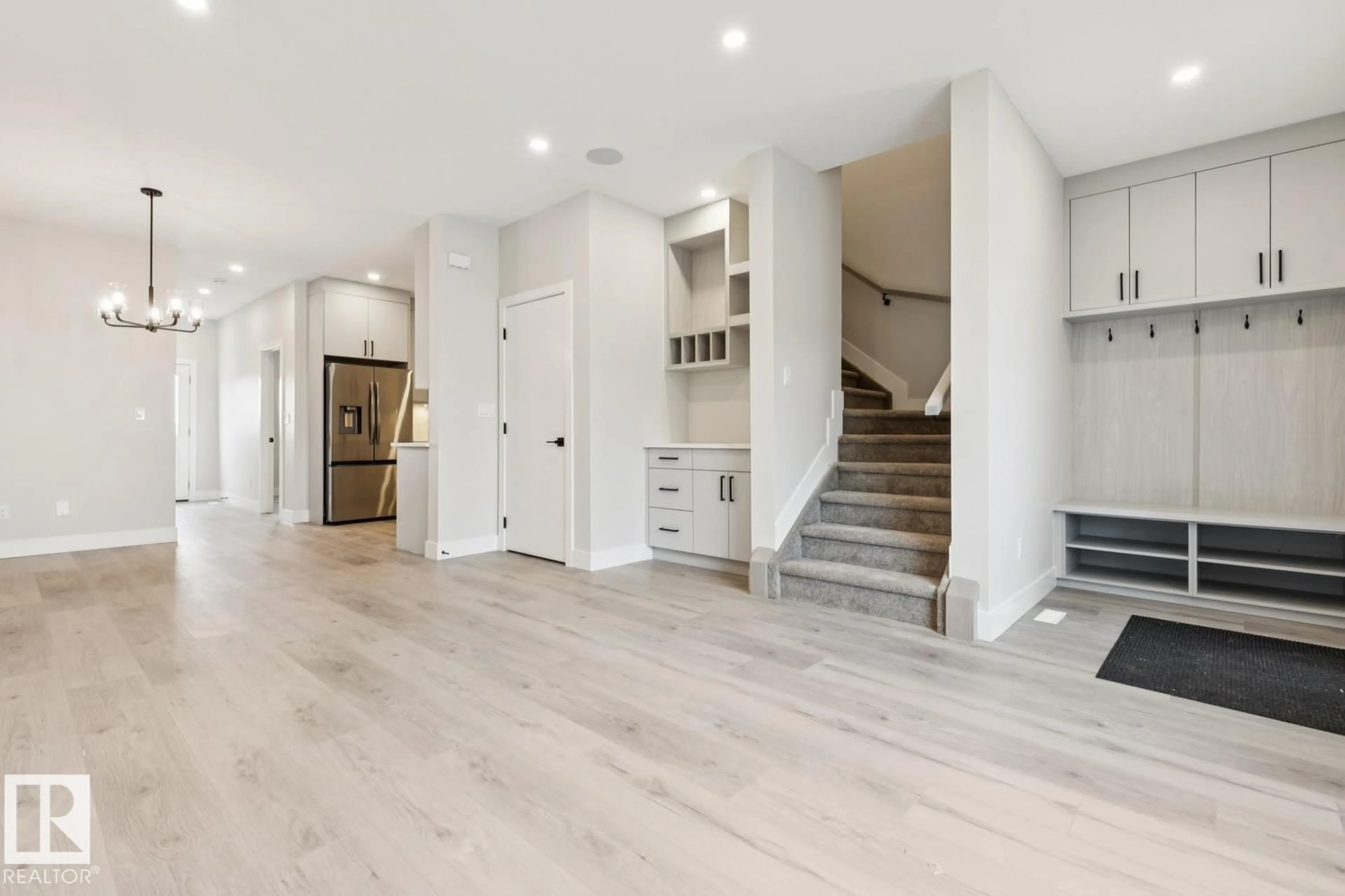Indoor entryway for 492 ROBINSON BV, Leduc Alberta T9E1N1