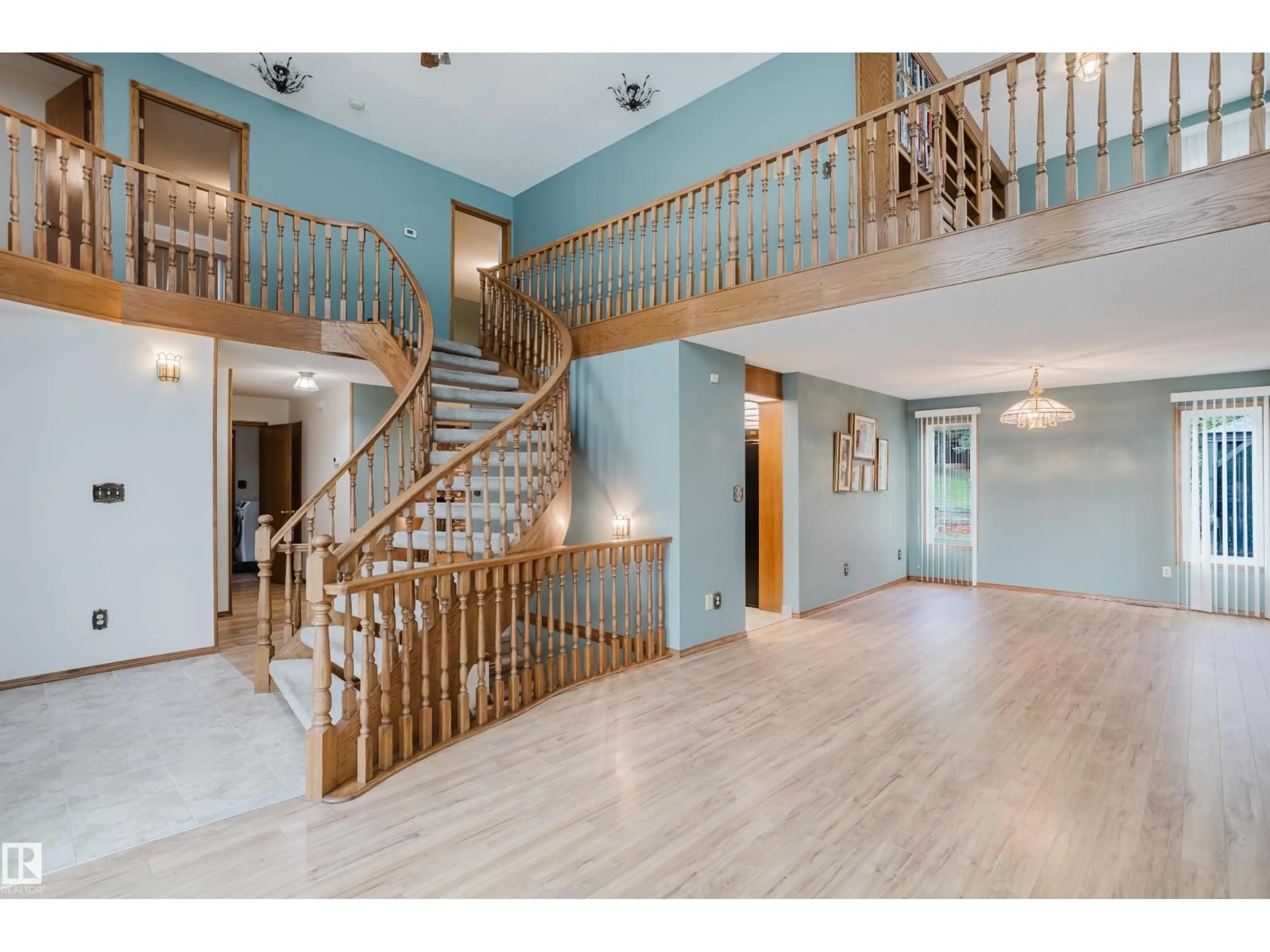 Indoor foyer for 7 HILLTOP CR, Sherwood Park Alberta T8A5E3