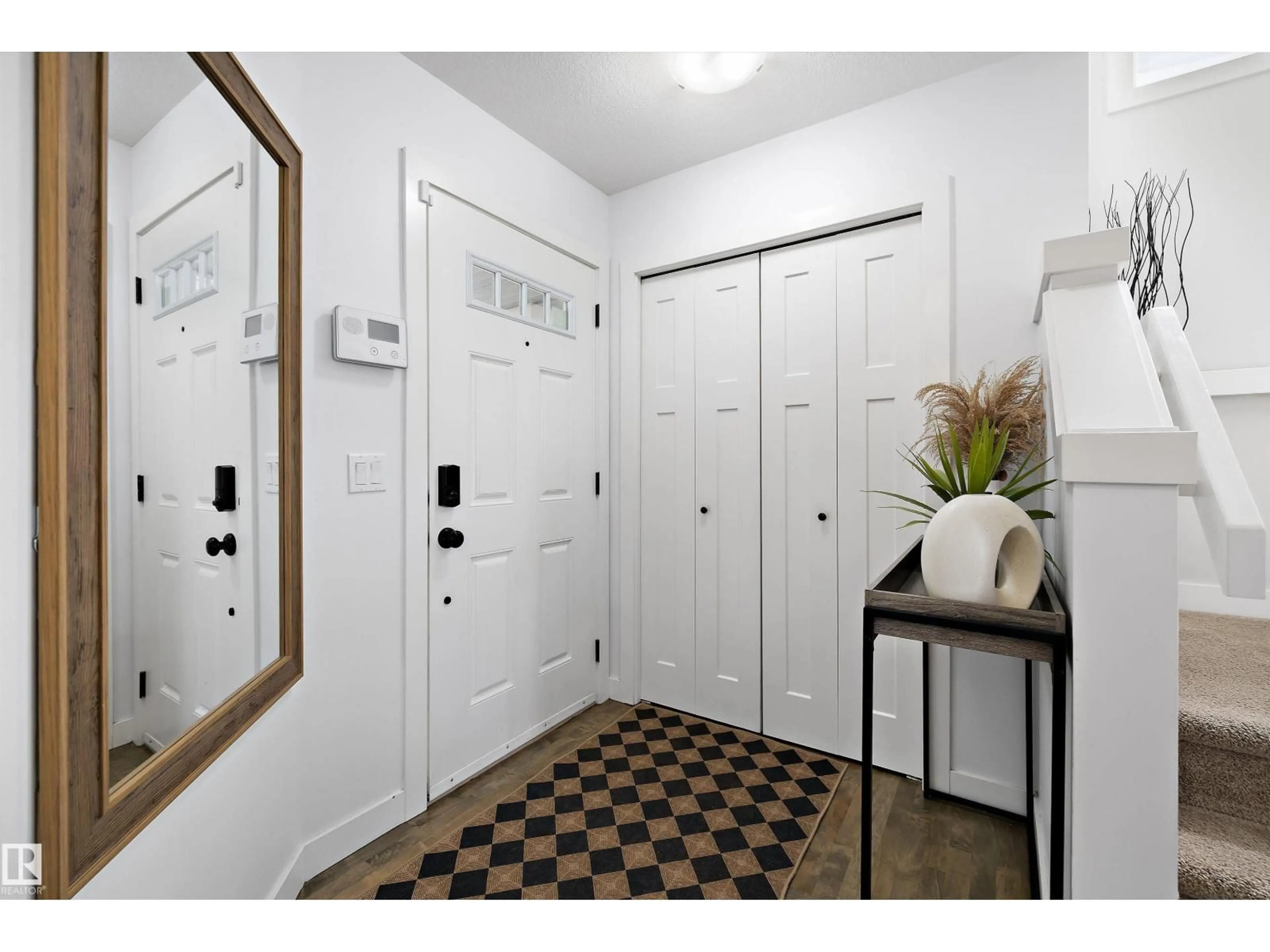 Indoor entryway for 6716 CARDINAL RD, Edmonton Alberta T6W2Y6