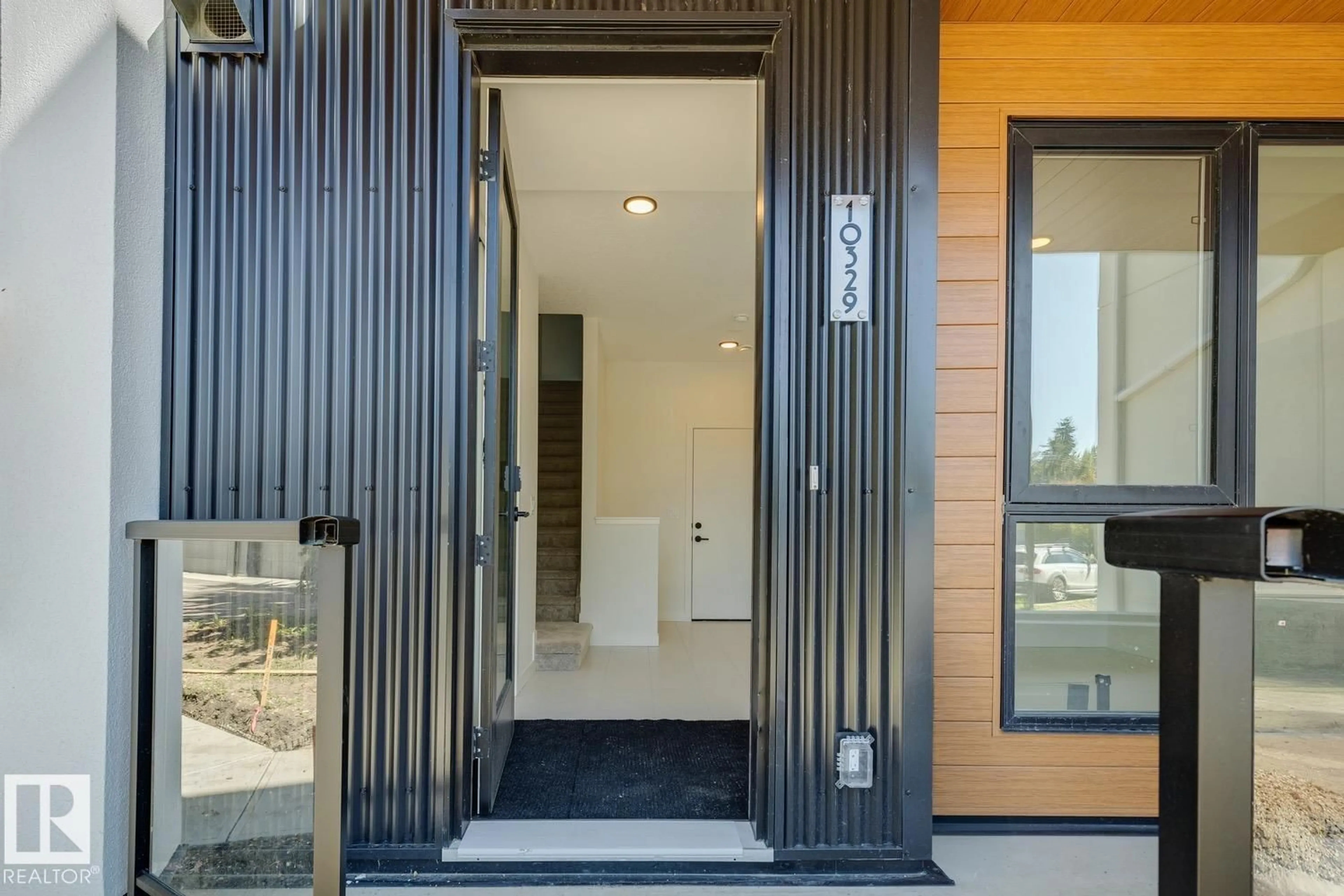 Indoor entryway for 10329 WADHURST RD, Edmonton Alberta T5N1T1